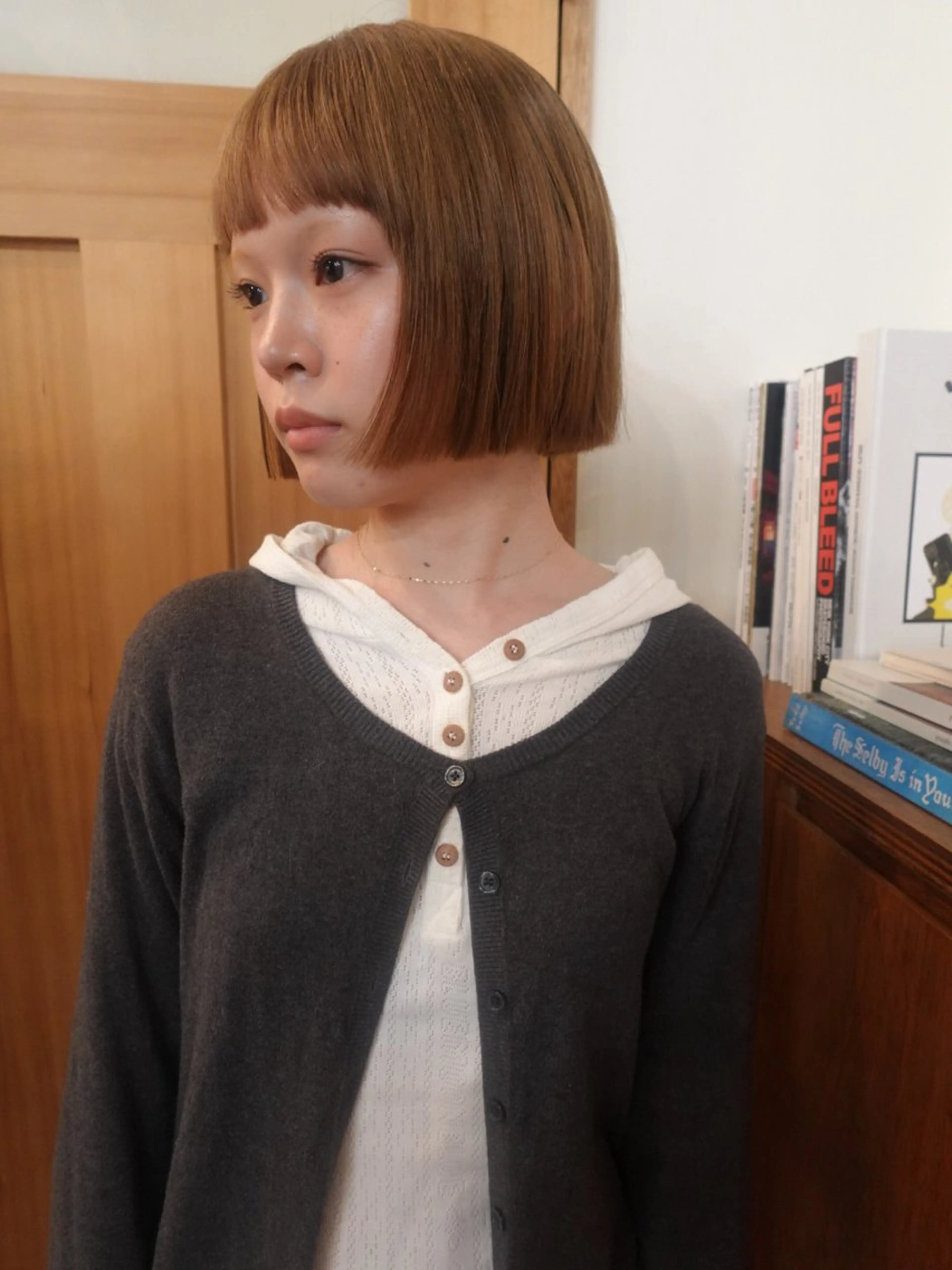 ショート カラー 切りっぱなしボブ ベージュカラー ブリーチ ダブルカラー ボブ ヘアカラー トリートメント Stoop所属・momo /ボブ/パーマのヘアスタイル