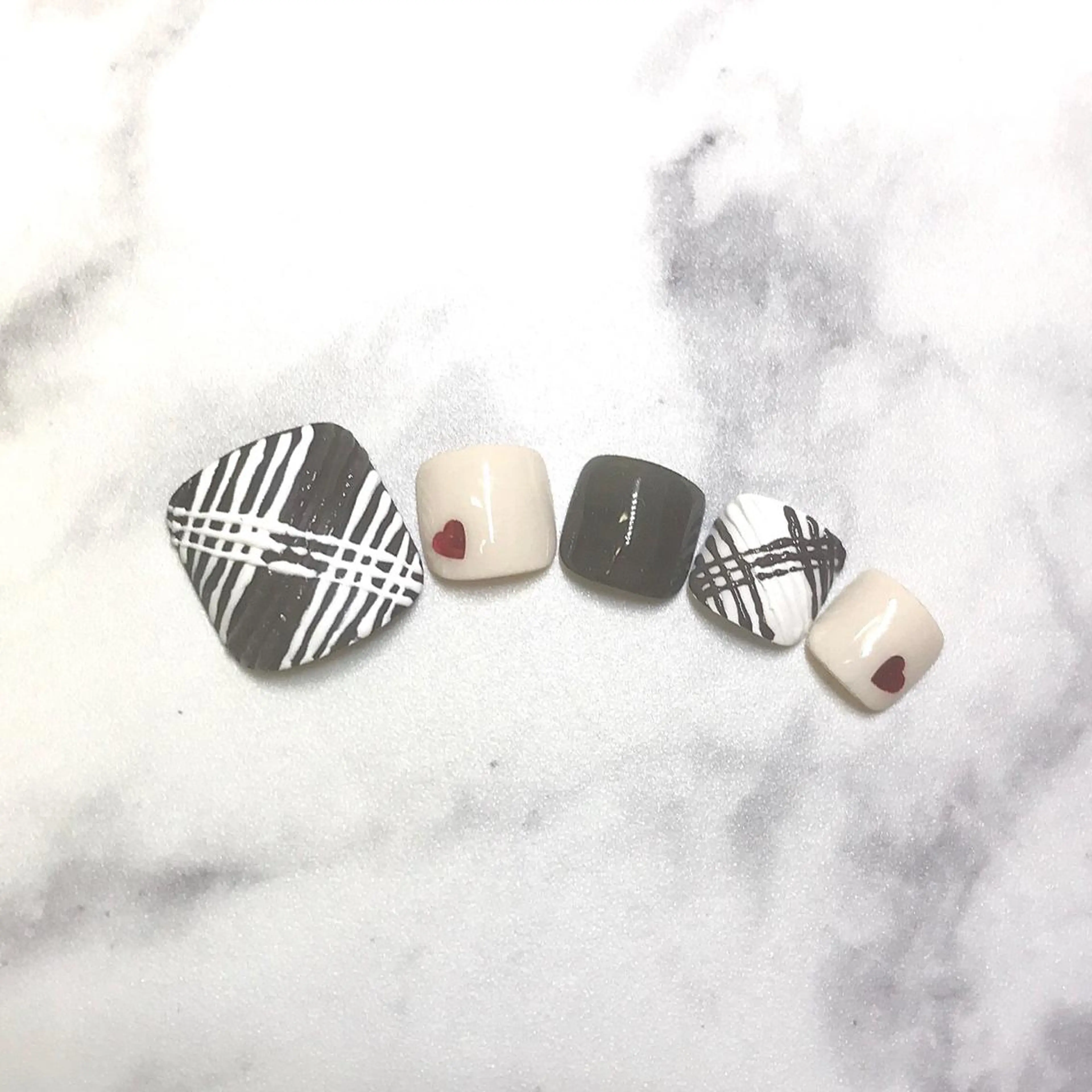 ネイル フットネイル ワンカラーネイル バレンタイン フットネイル ステラ marikominoのネイルデザイン