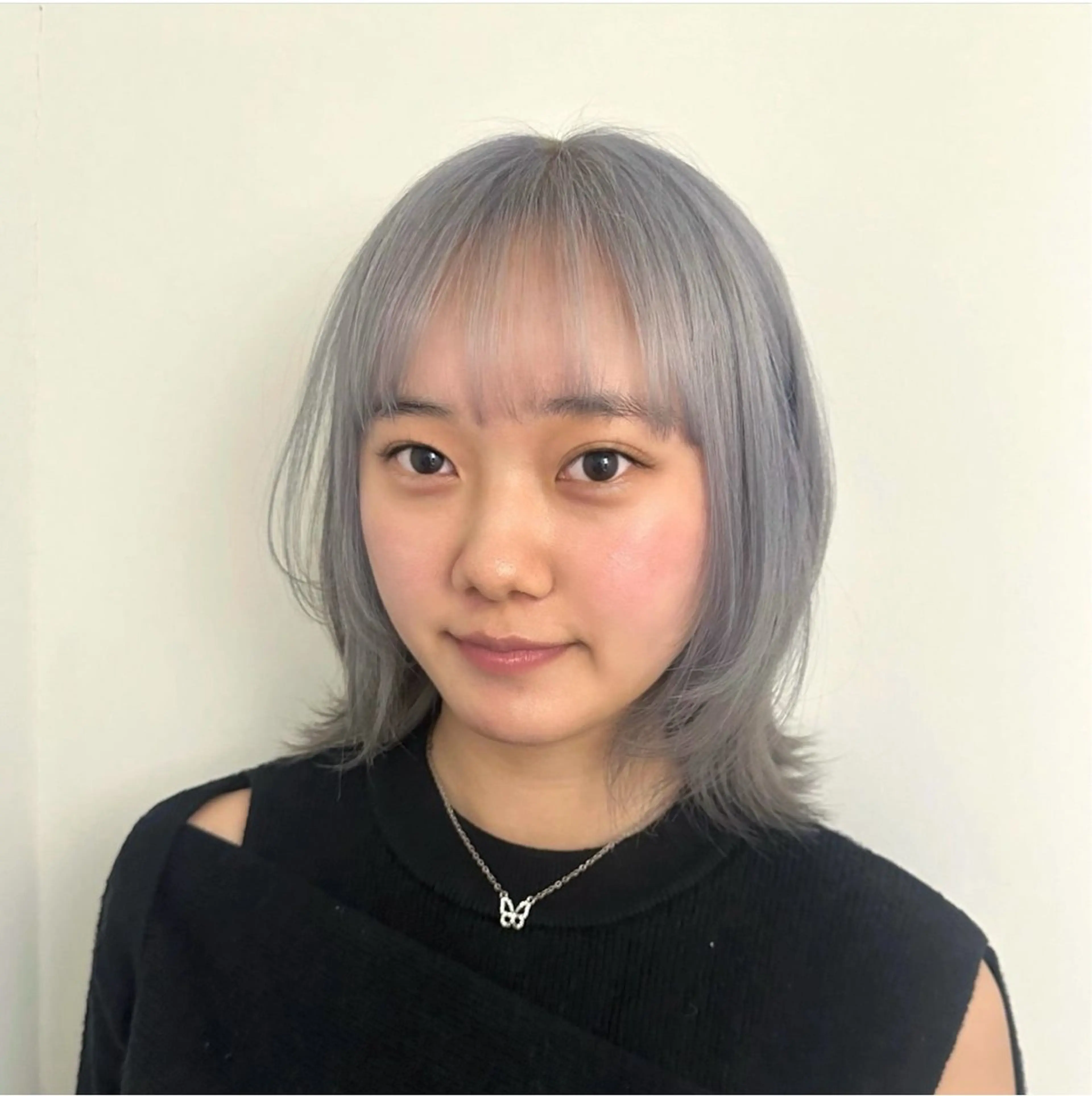 ミディアム アッシュ アッシュグレー アッシュグレージュ カット ヘアカラー トリートメント Hana ハイトーン🕯🩰のヘアスタイル