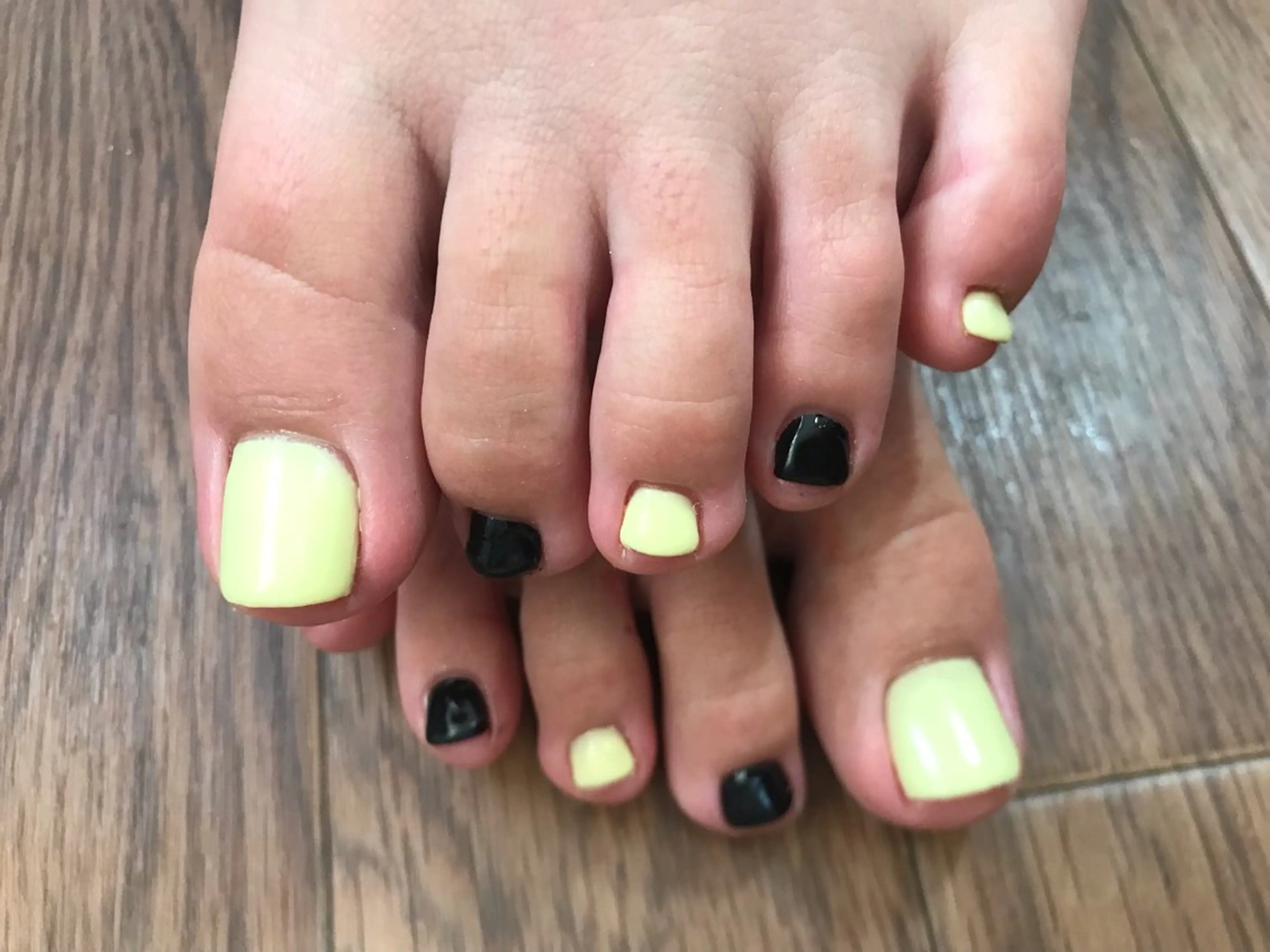 ネイル ワンカラーネイル 黄色 フットネイル Nailist Missaのネイルデザイン