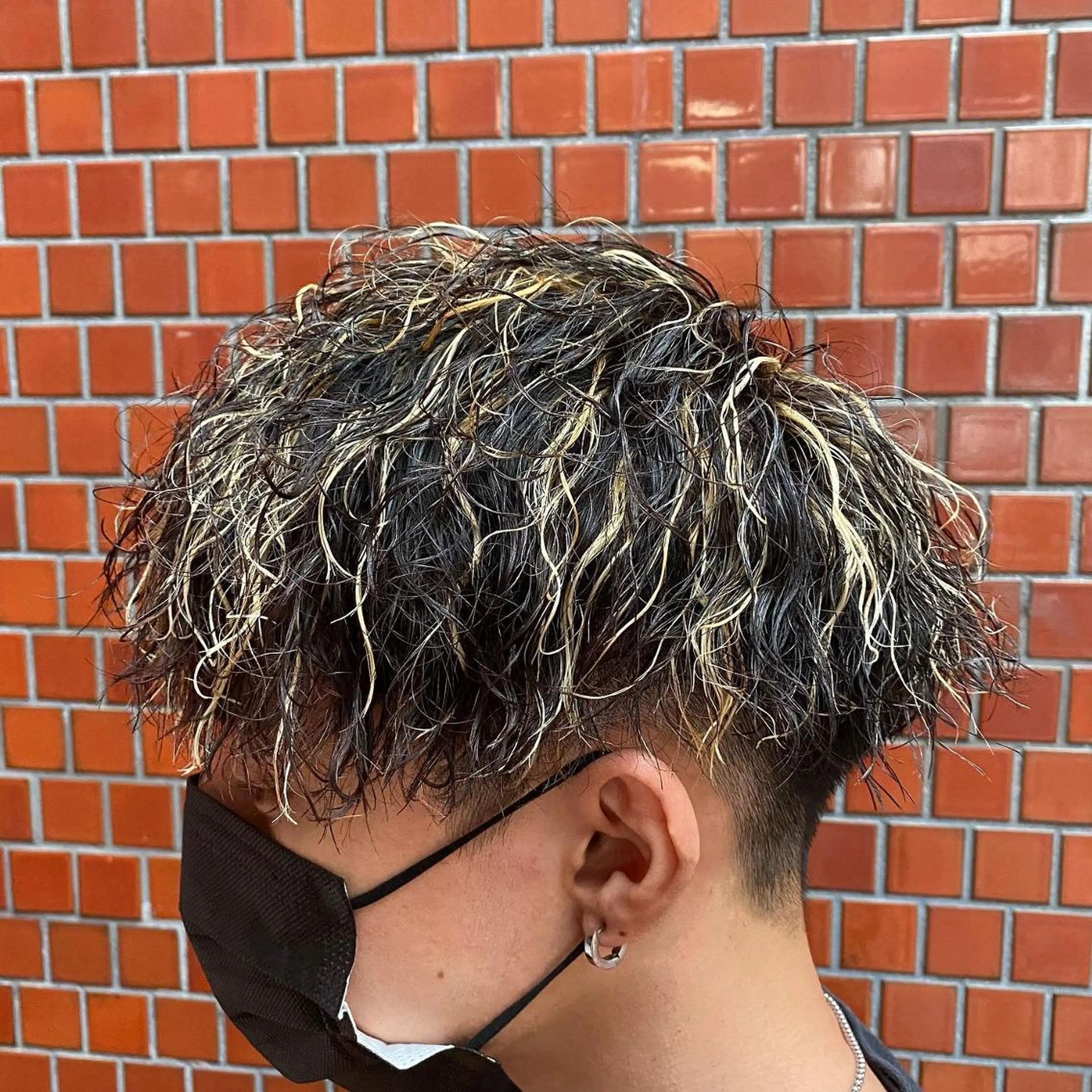 パーマ メンズ センターパート メンズ韓国風 マッシュ メンズパーマ メンズツイストパーマ 三ノ宮フェザーパーマ 蕃本 啓利のヘアスタイル