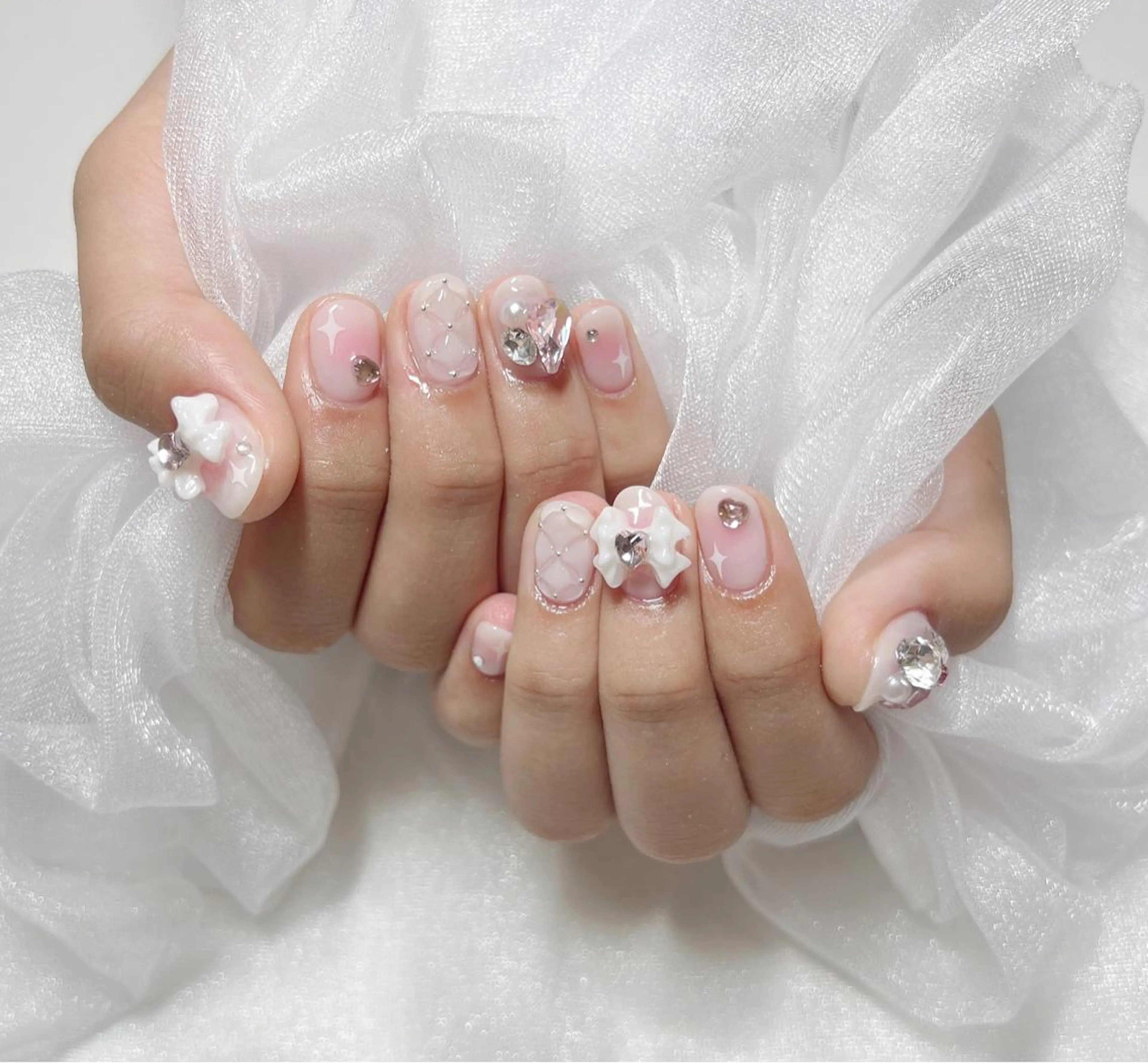 ネイル フレンチネイル 韓国ネイル 持ち込み ワンホンネイル ハンドネイル ハンドケア ちゅるんネイル🪄 耳ツボジュエリー🔗のネイルデザイン