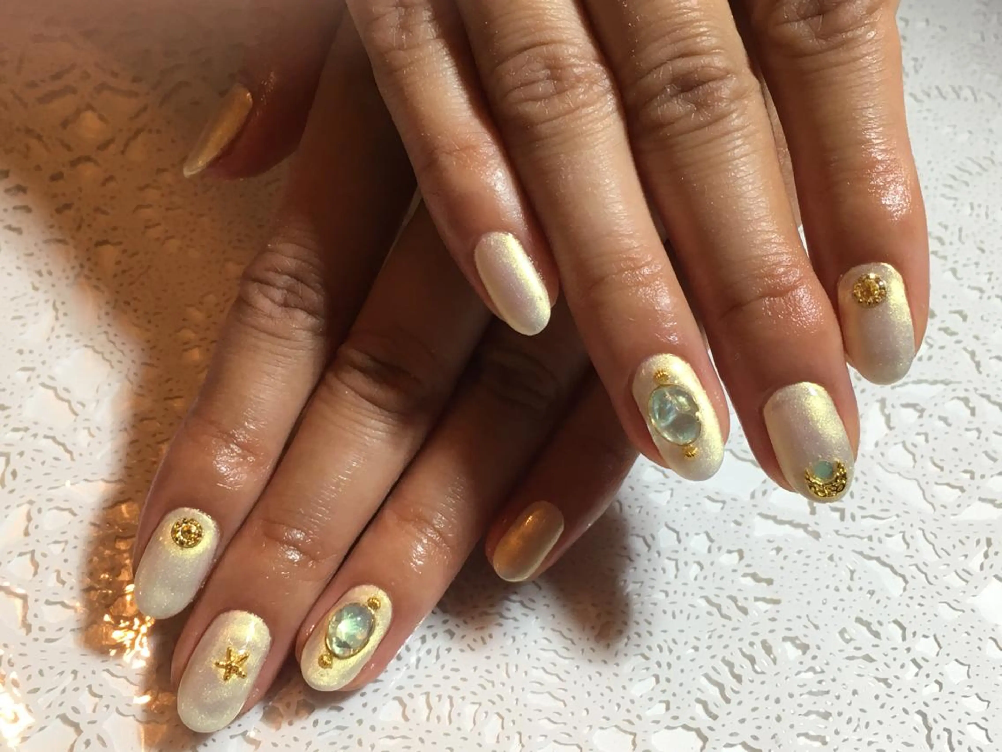 ネイル キラキラネイル ストーンネイル ホワイト 古川 里美のネイルデザイン