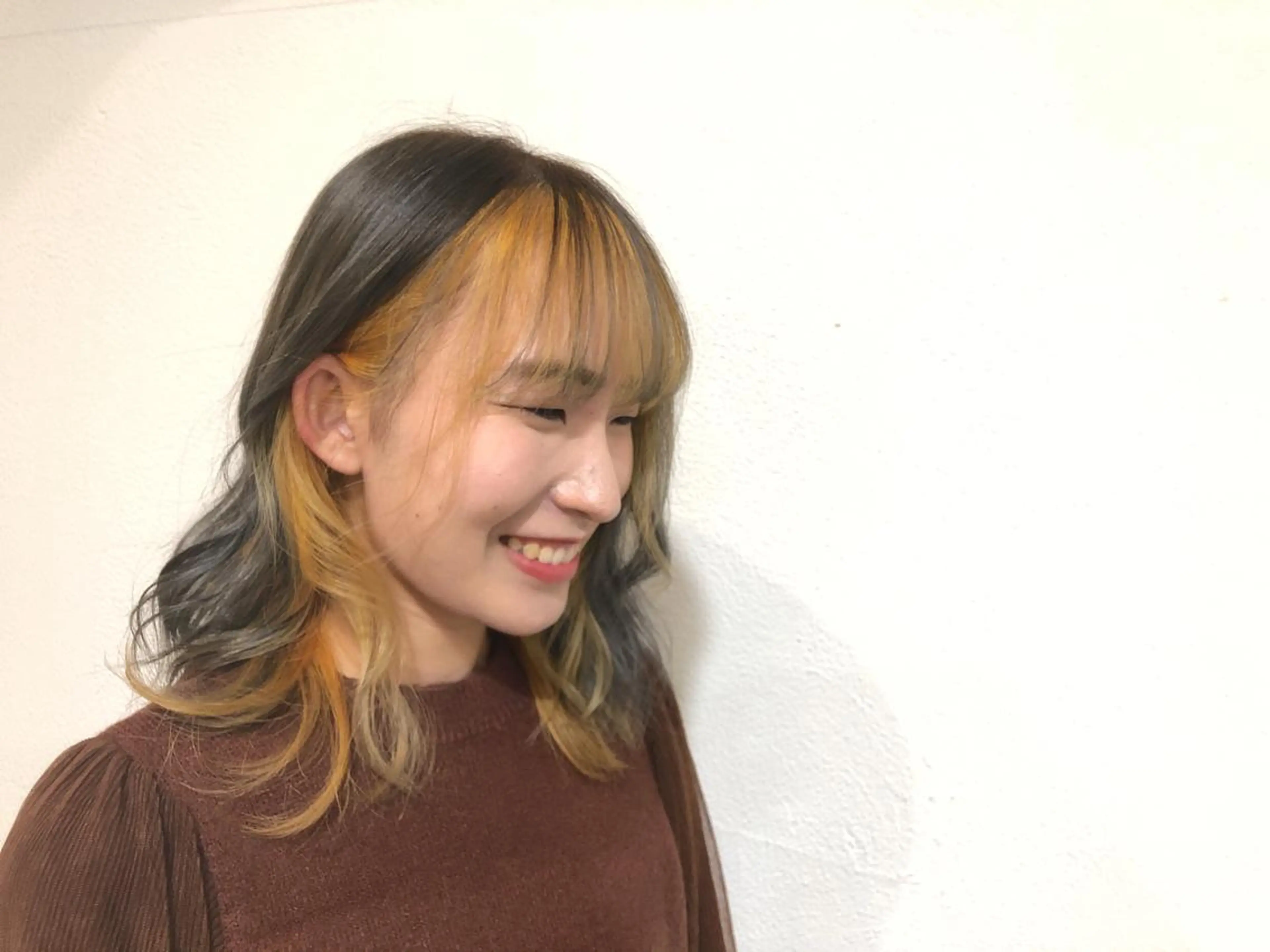 セミロング カラー イエローカラー パ ルのヘアスタイル