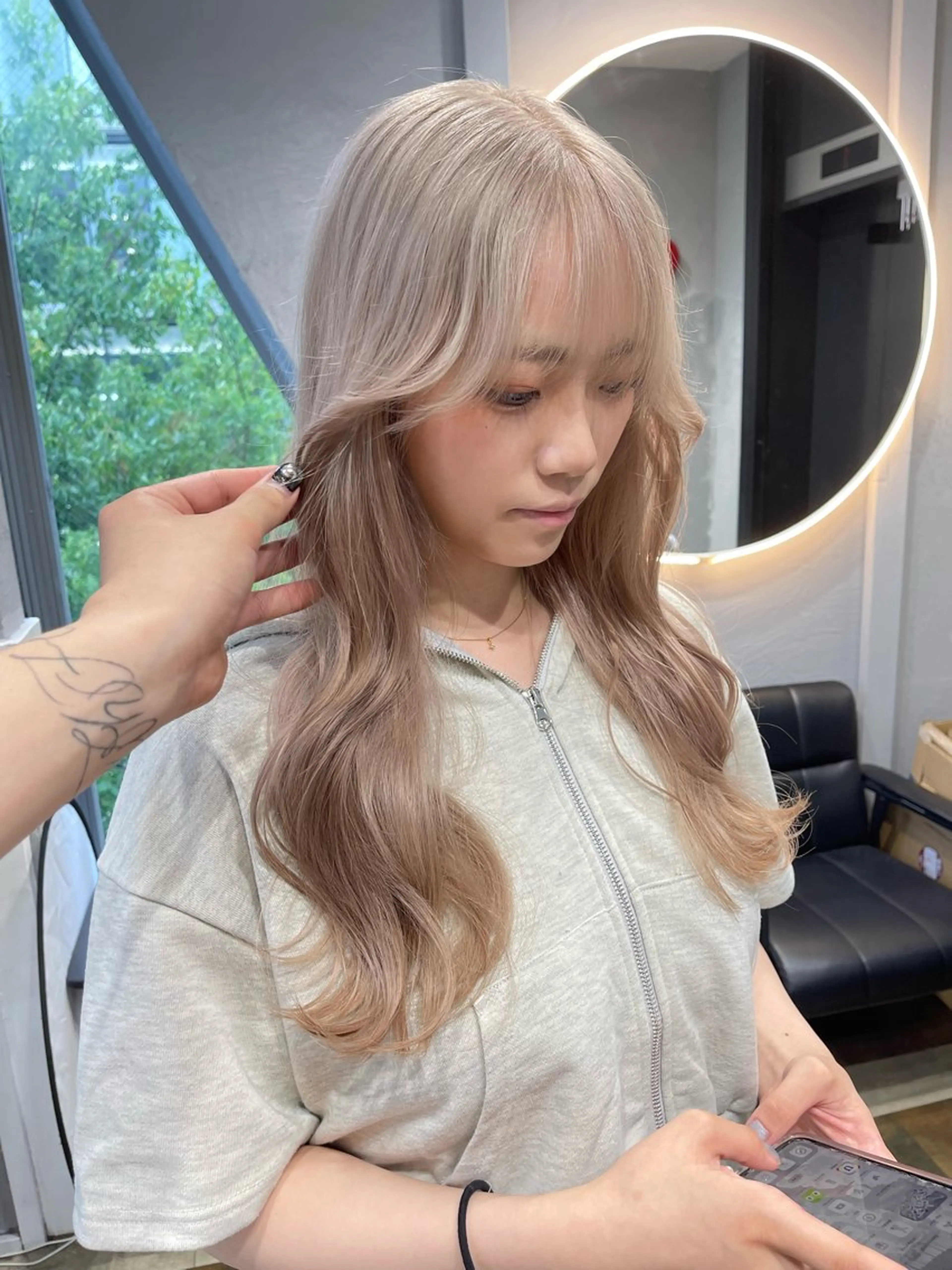 ロング カラー ブリーチ ケアブリーチ デザインカラー ダブルカラー イヤリングカラー ヘアカラー トリートメント TATSUブリーチ/ ミルクティーベージュのヘアスタイル
