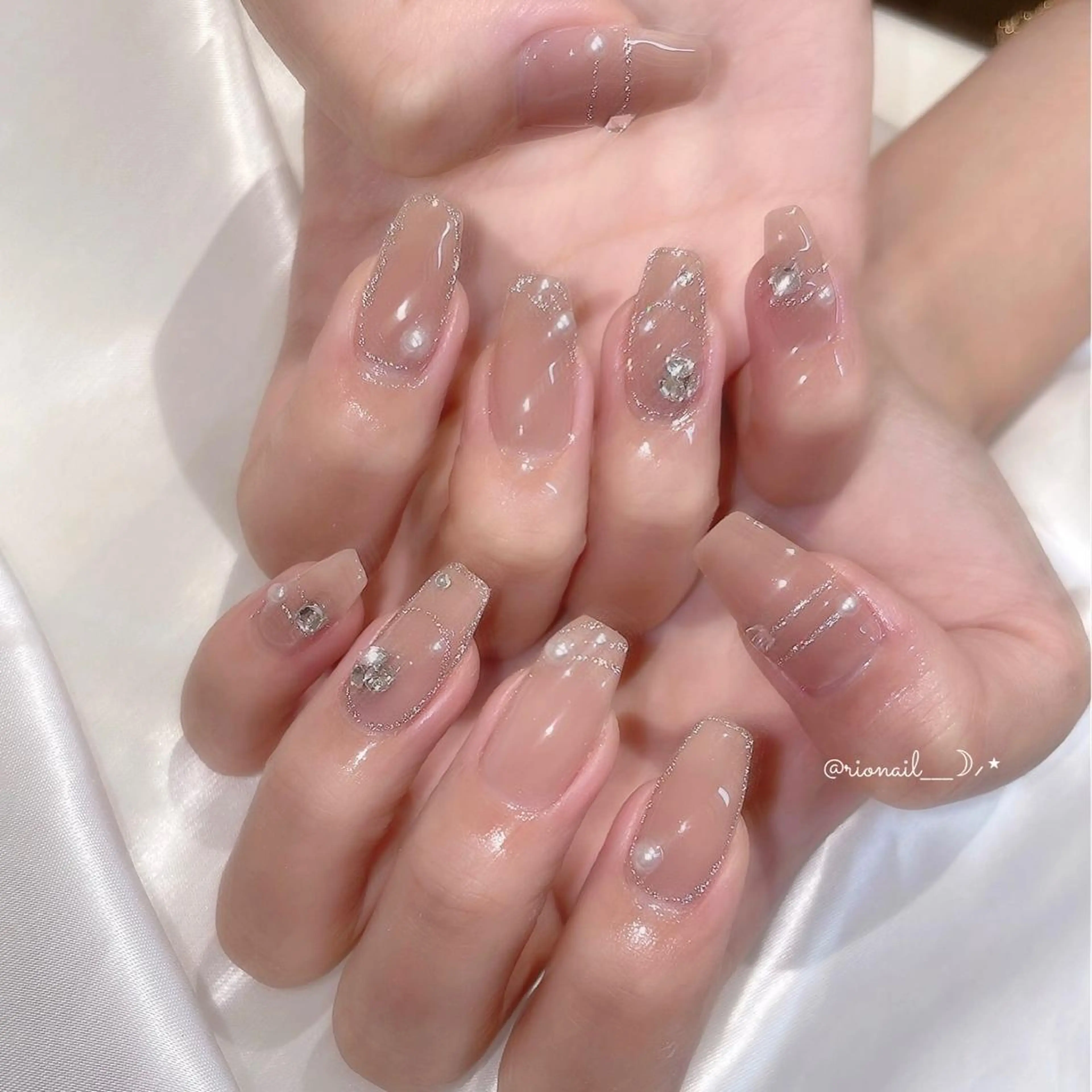 ネイル 𝘙𝘪𝘰𝘯𝘢 ...🕯🤍のネイルデザイン