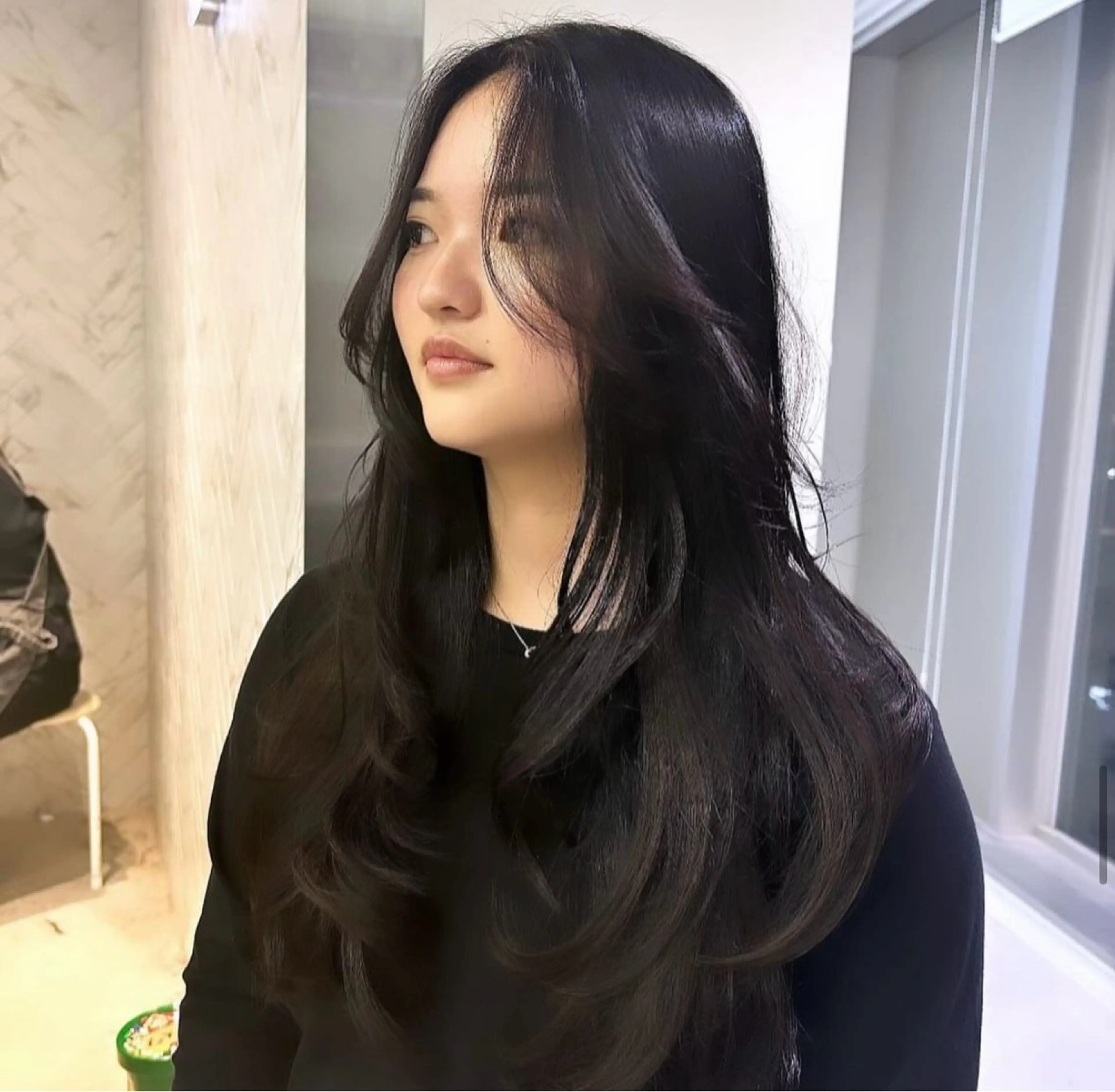 セミロング karin💋海外 レイヤーカットのヘアスタイル