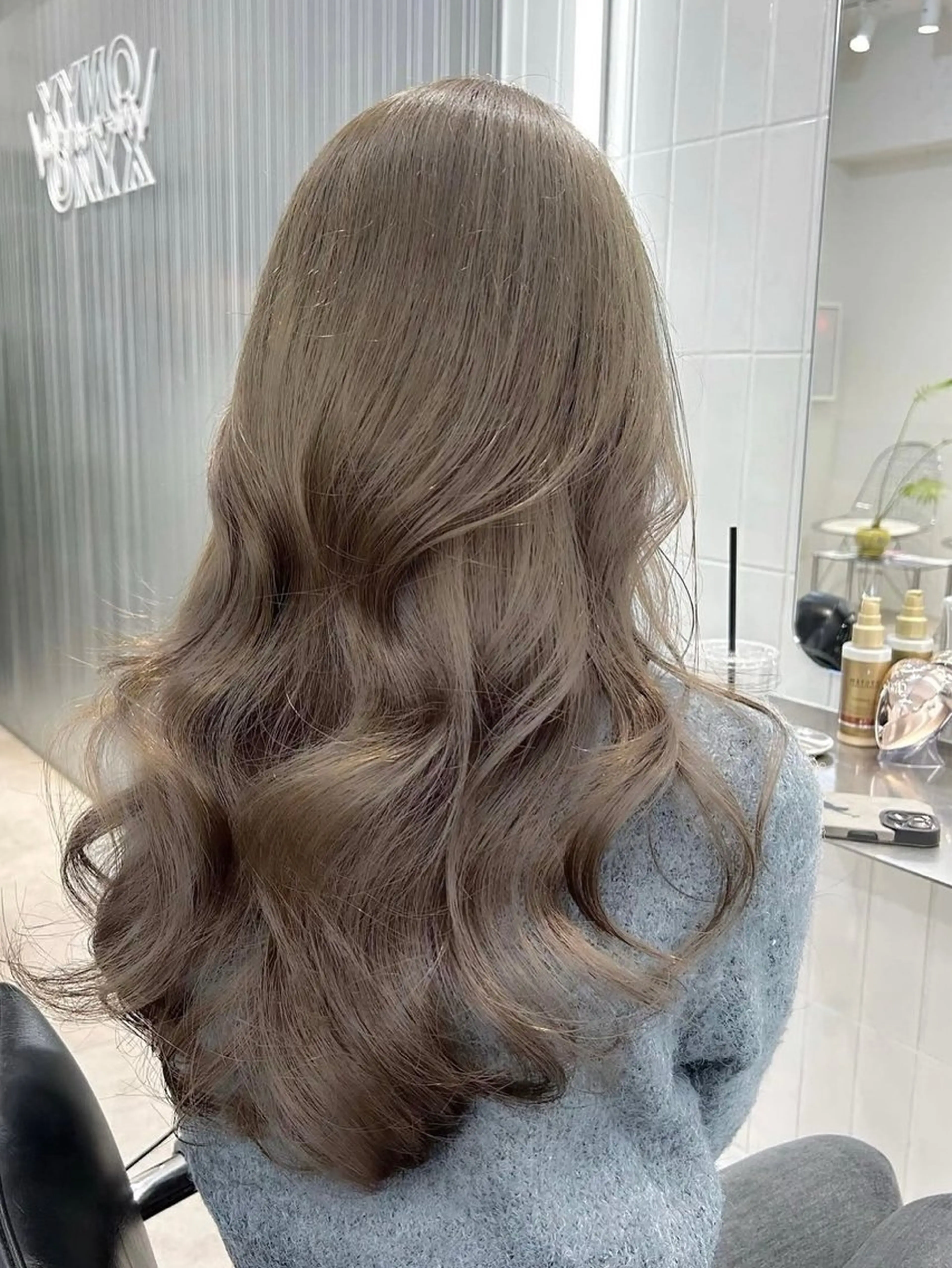 セミロング ヘアカラー onyx所属・ハイトーン/ブリーチ 透明感ミルクティーのヘアスタイル