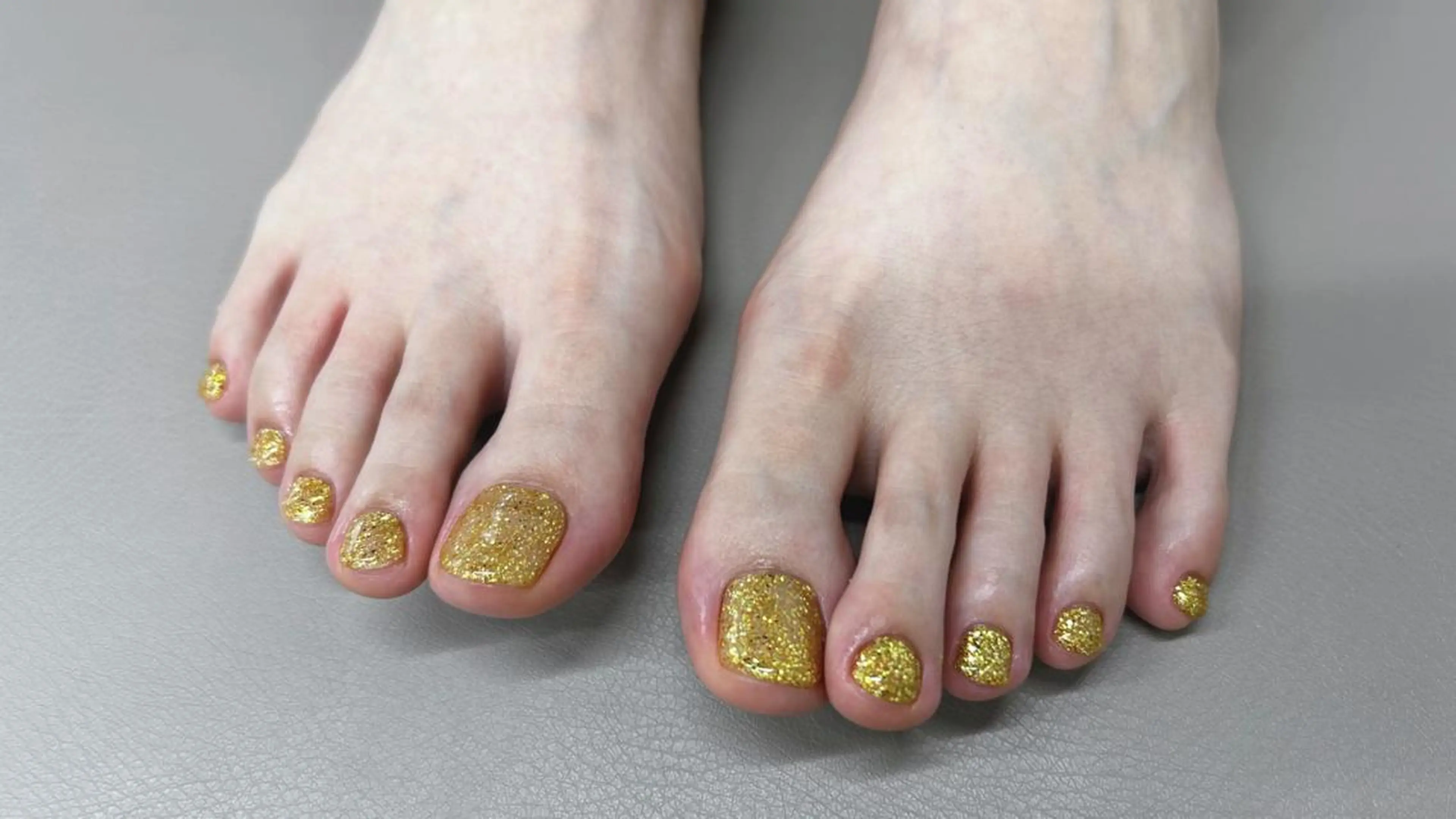 ネイル フットネイル ゴールド キラキラネイル ラメ(グリッター) フットネイル Nail Salon agré所属・agré ネイルサロン　アグレのネイルデザイン
