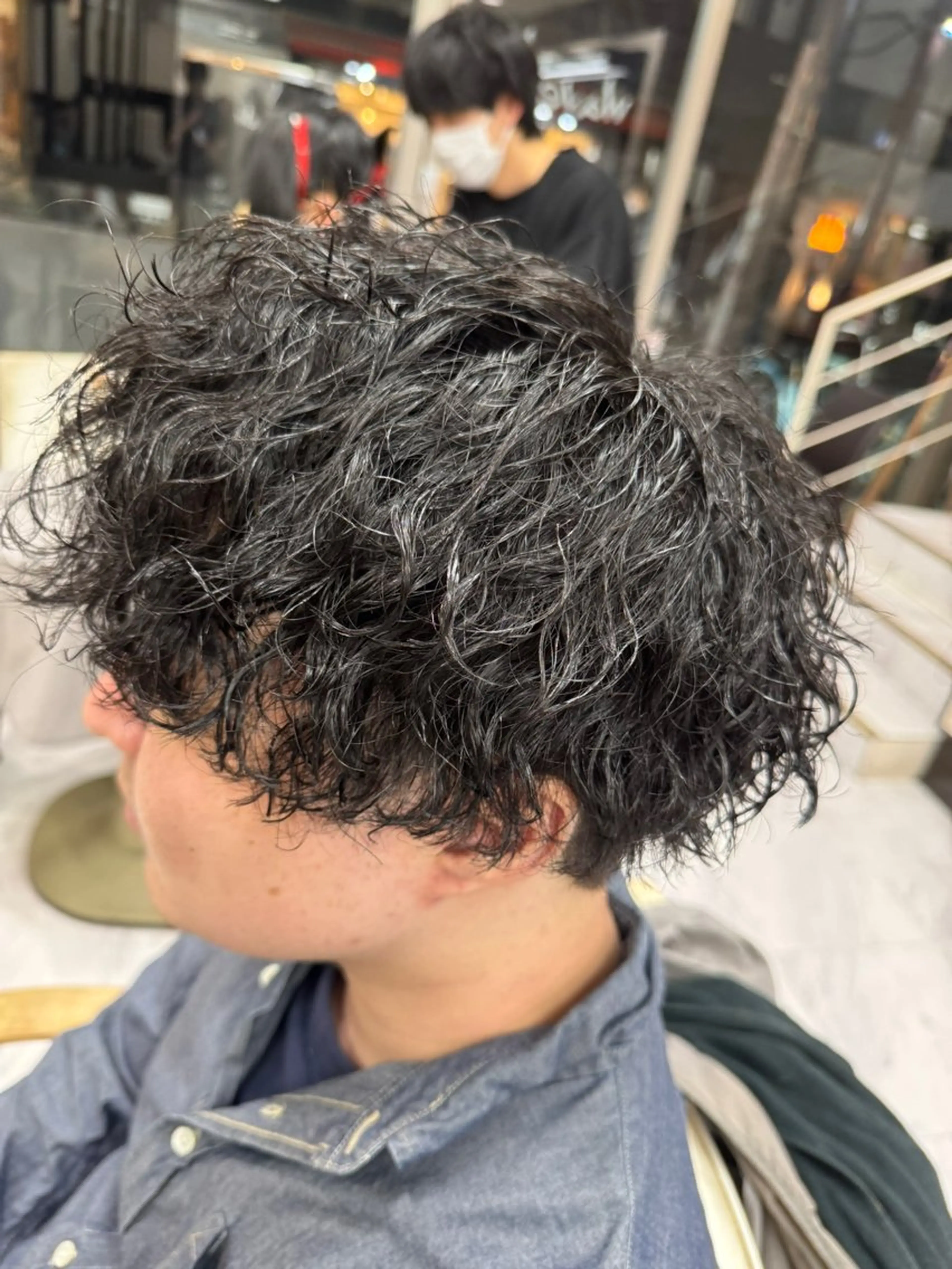 ショート パーマ ヘアアレンジ メンズ センターパート メンズパーマ メンズツイストパーマ ツイストスパイラルパーマ 波巻きパーマ カット パーマ トリートメント 目黒 碧人のヘアスタイル