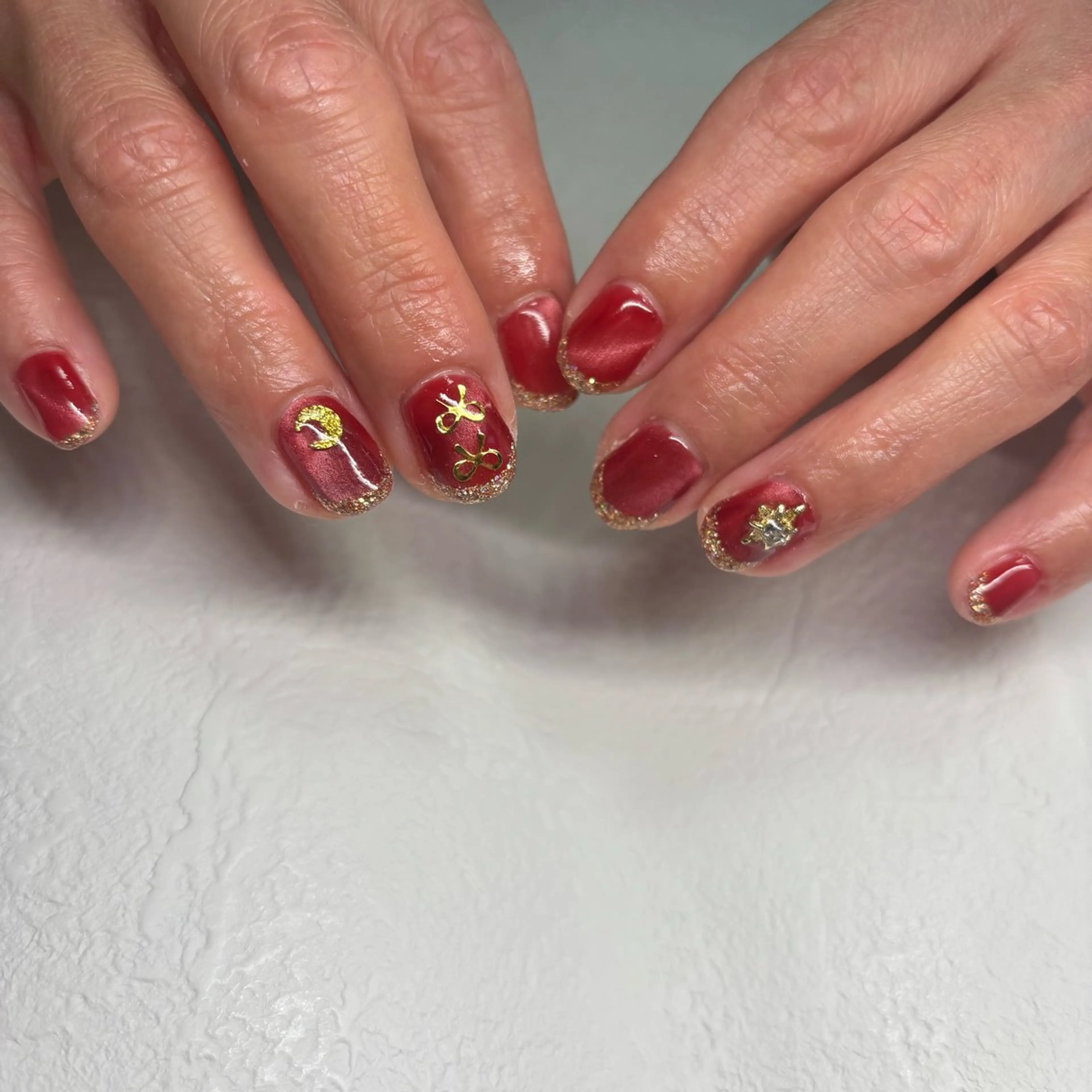 ネイル マグネットネイル 赤色 ハンドネイル RE💟N.NAIL ラテン系お姉さんのネイルデザイン