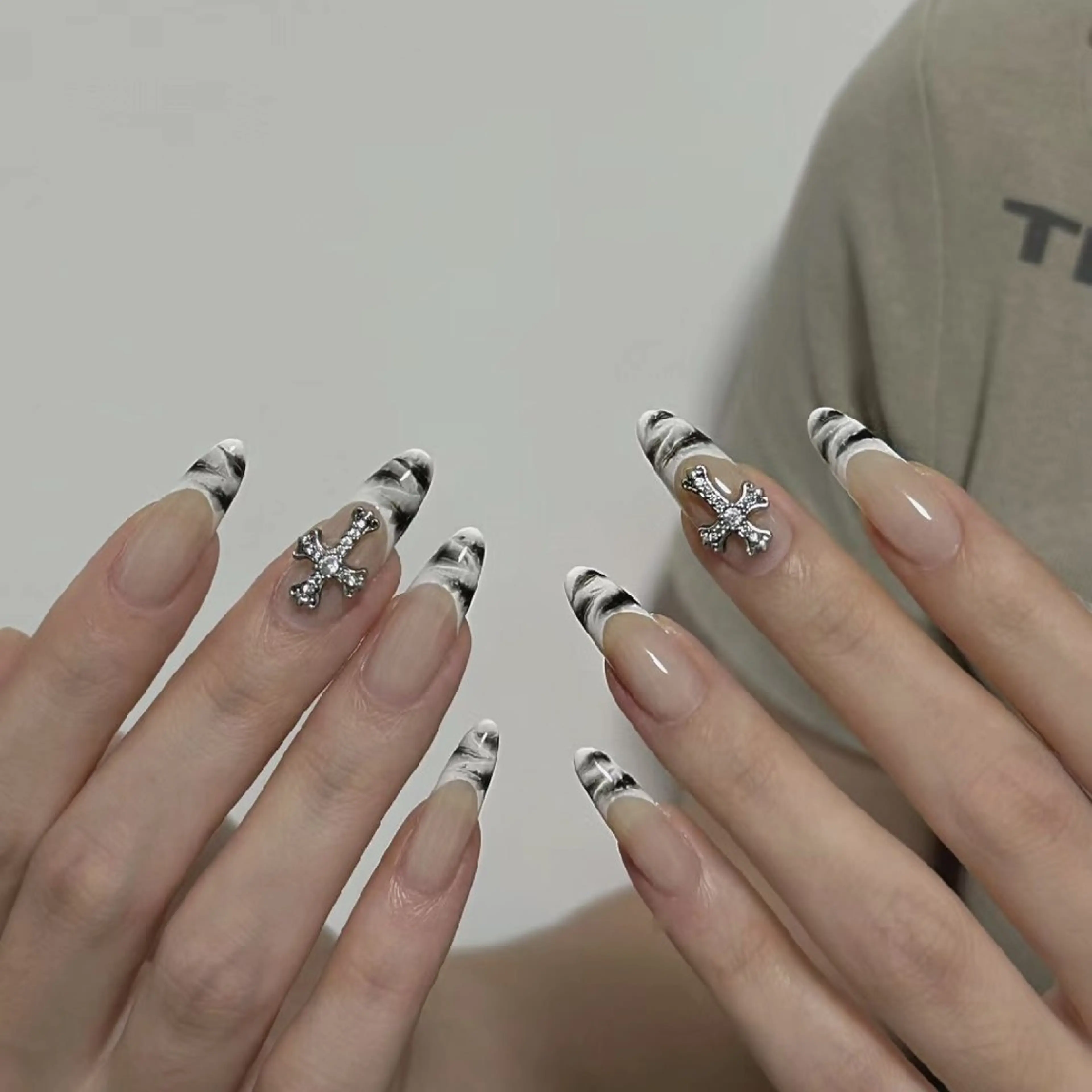 ネイル チークネイル 長さ出し フレンチネイル ジェルネイル キラキラネイル ハンドネイル UM Nail Salonのネイルデザイン