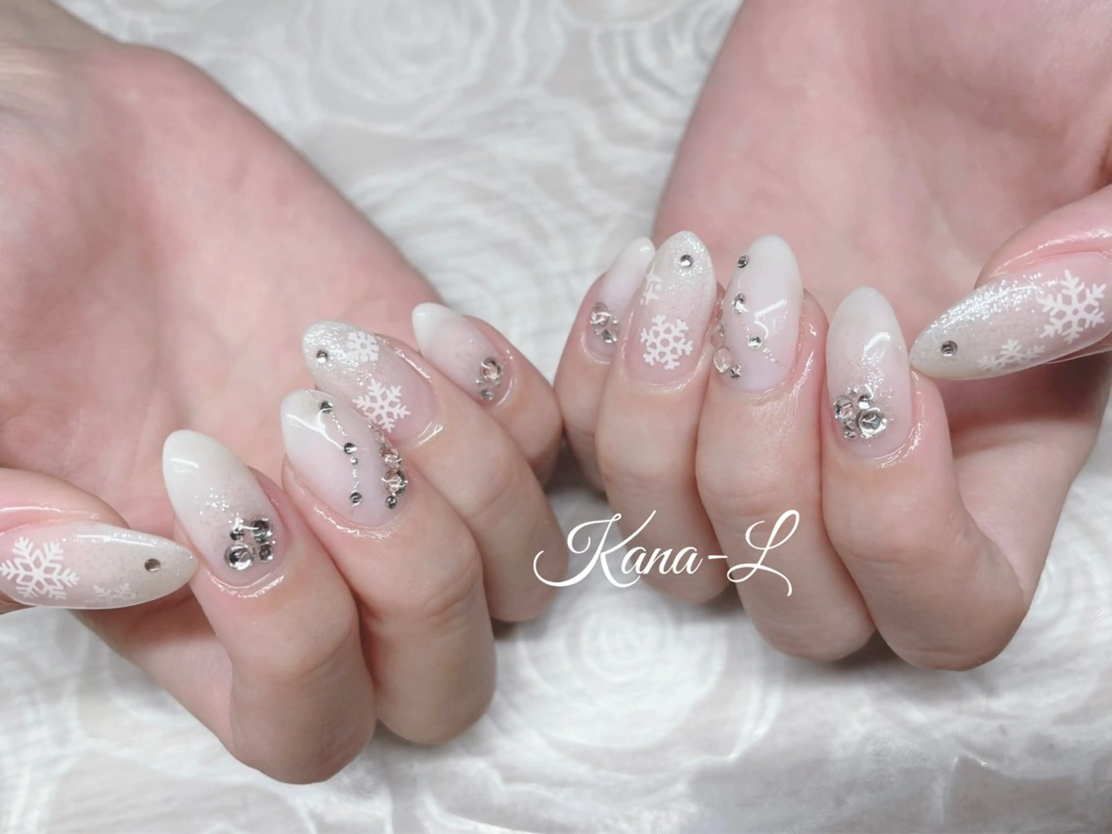 ネイル ジェルネイル キラキラネイル パラジェル ストーンネイル ホワイト 芦辺 香奈のネイルデザイン