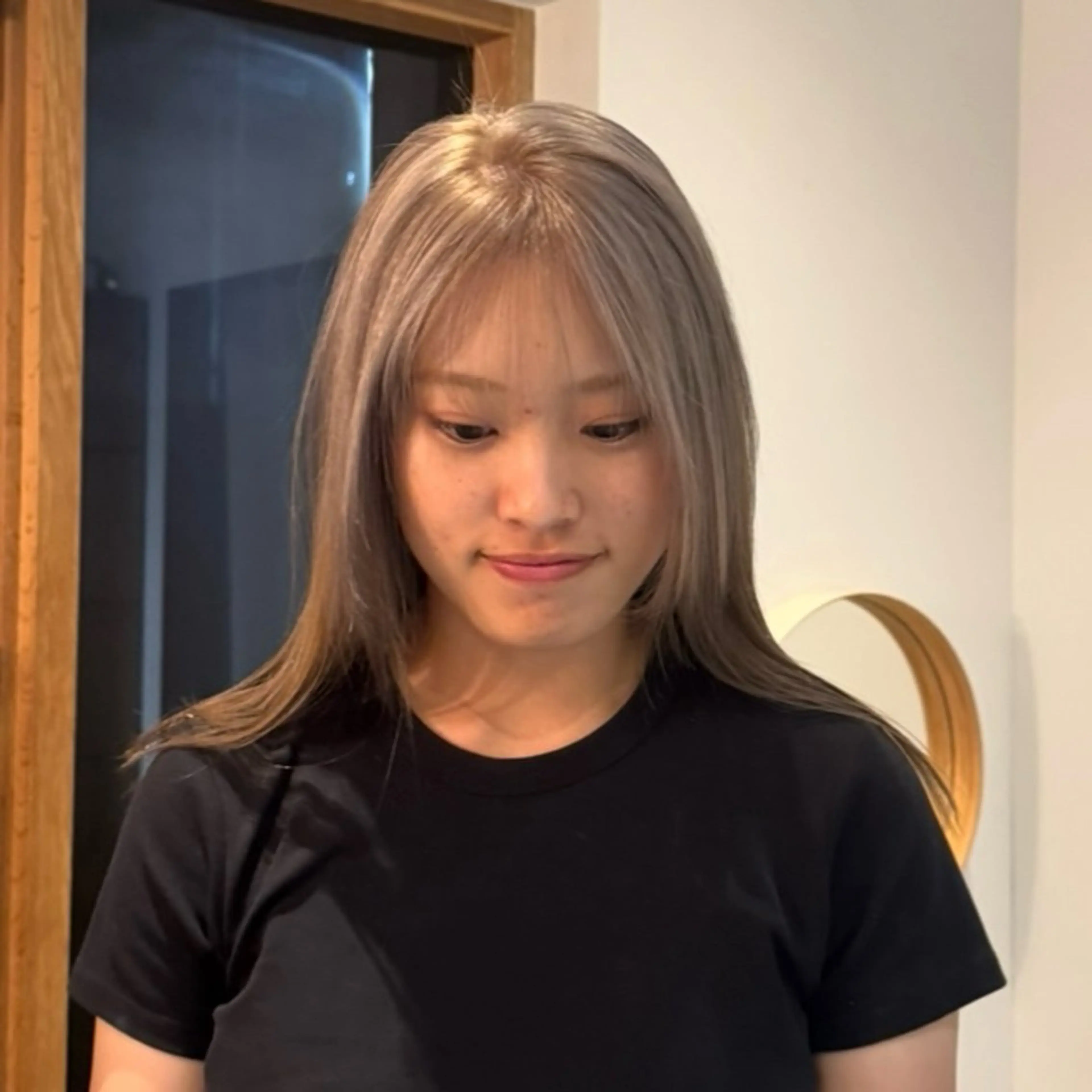 セミロング カラー ヘアカラー hina 🛋️ブリーチカラーのヘアスタイル