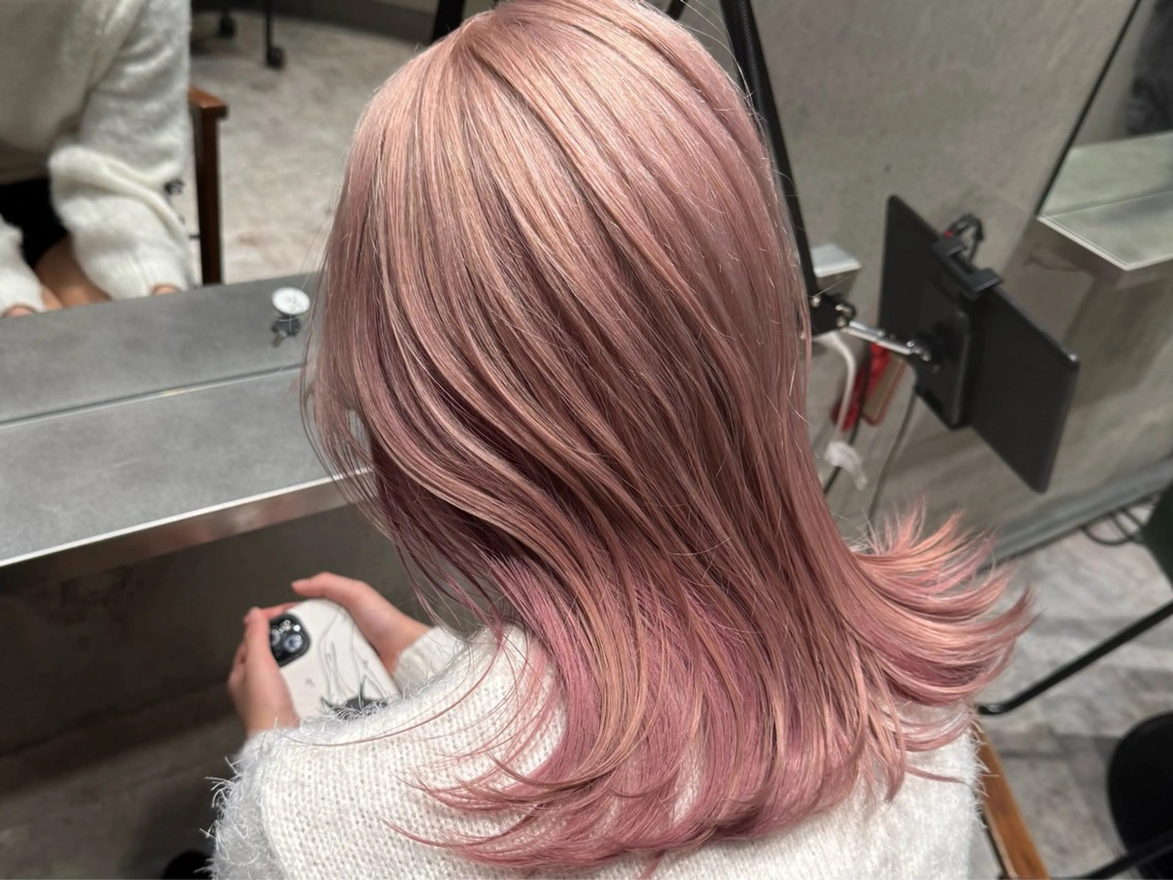 セミロング ヘアカラー モニカ本店所属・矢吹 ケビン 栄ハイトーンのヘアスタイル