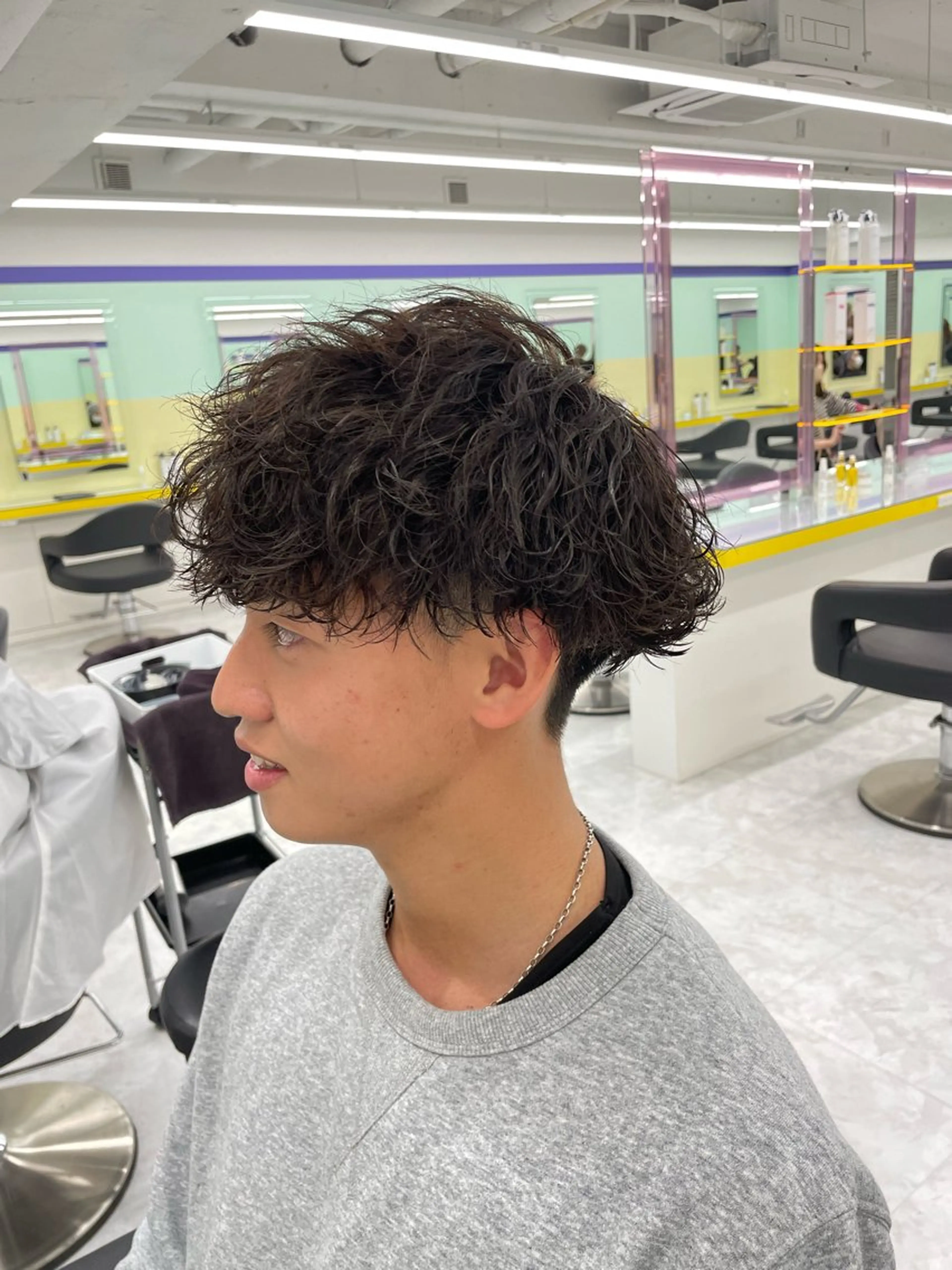 ショート パーマ ヘアアレンジ メンズ メンズパーマ 波巻きパーマ 顔まわりカット の達人のヘアスタイル