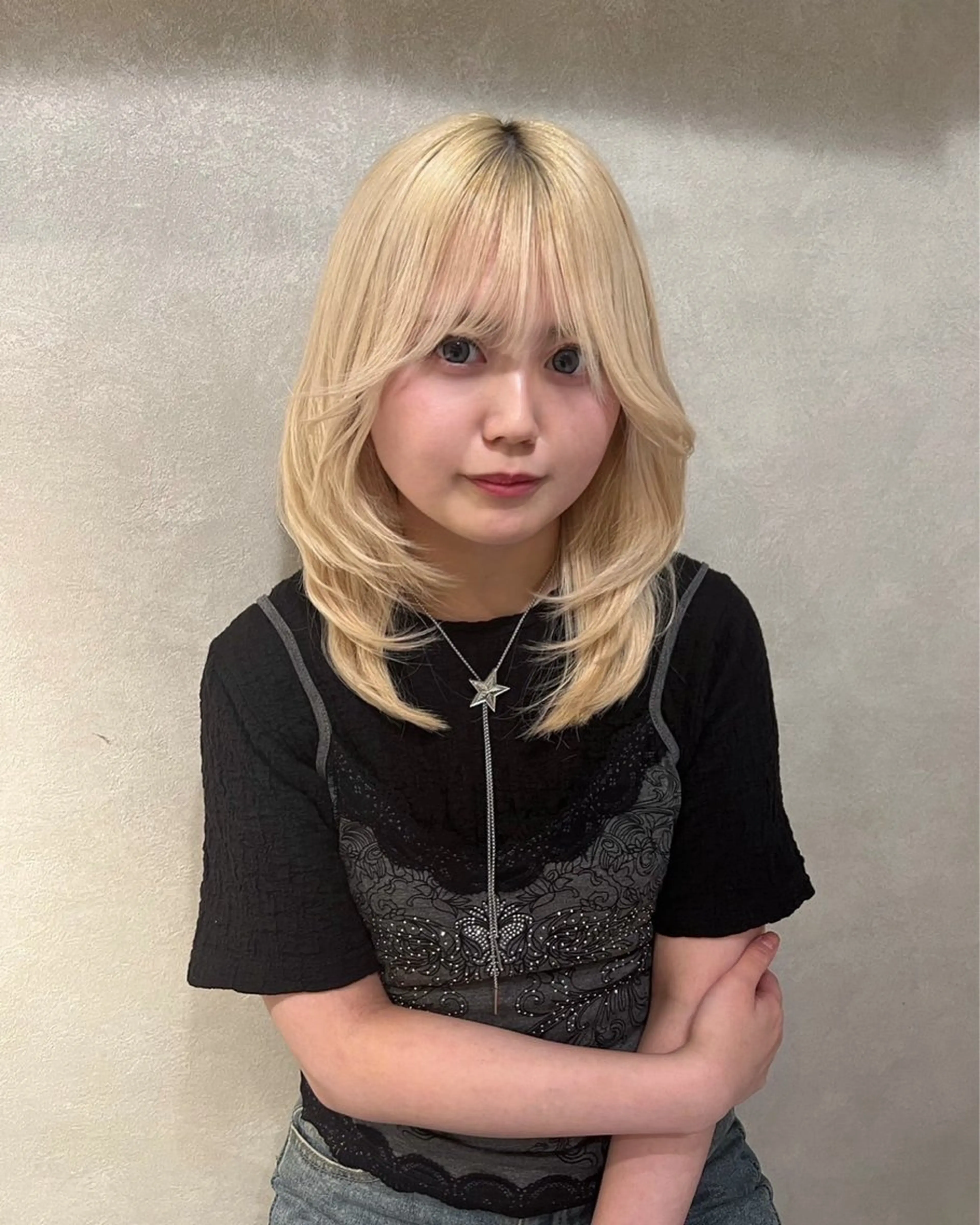 ミディアム レイヤーカット 韓国風艶カラー 🇰🇷🩶/REIのヘアスタイル