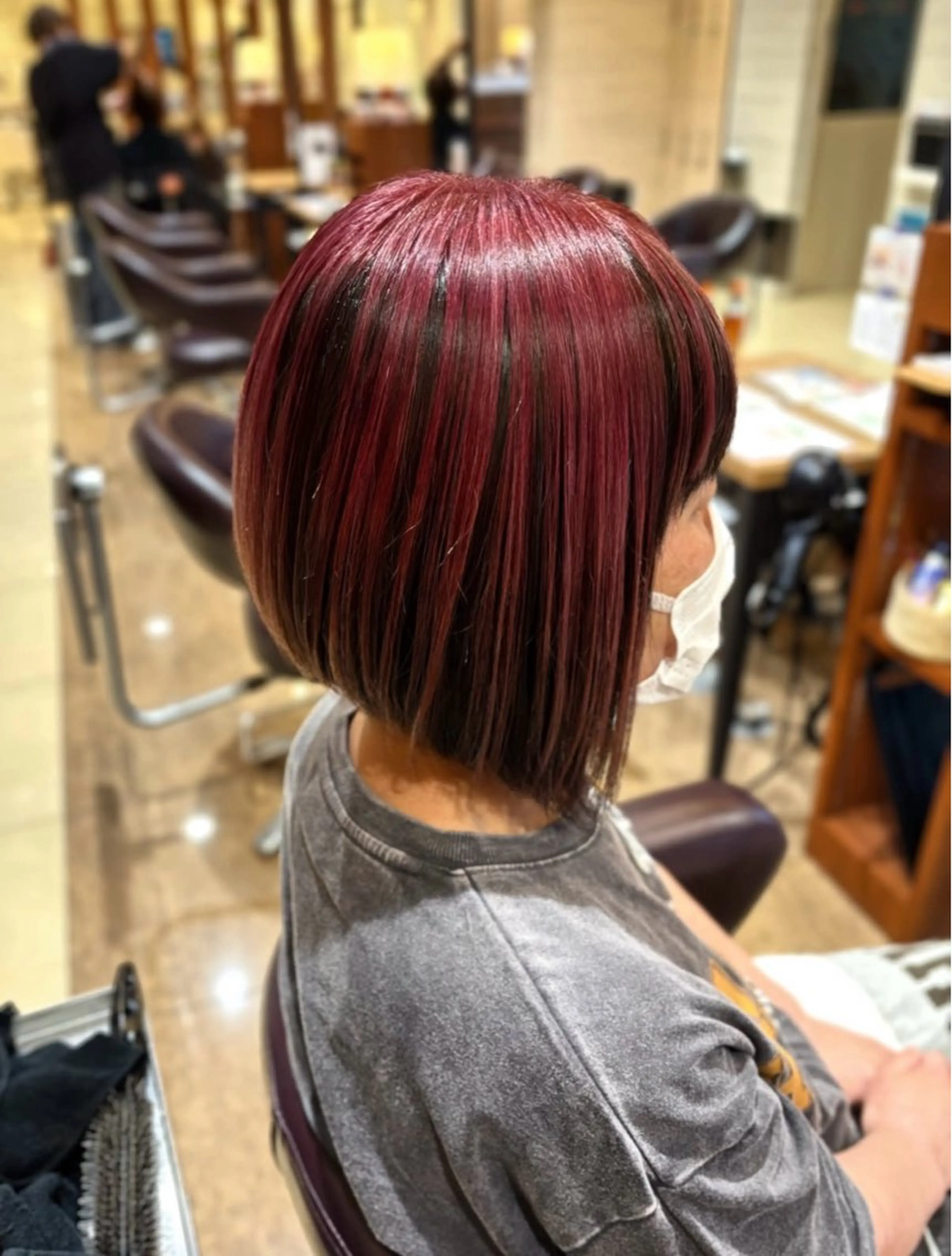 ショート カラー 前下がりボブ カシス レッドカラー ボブ GRANDEUR natsukiのヘアスタイル