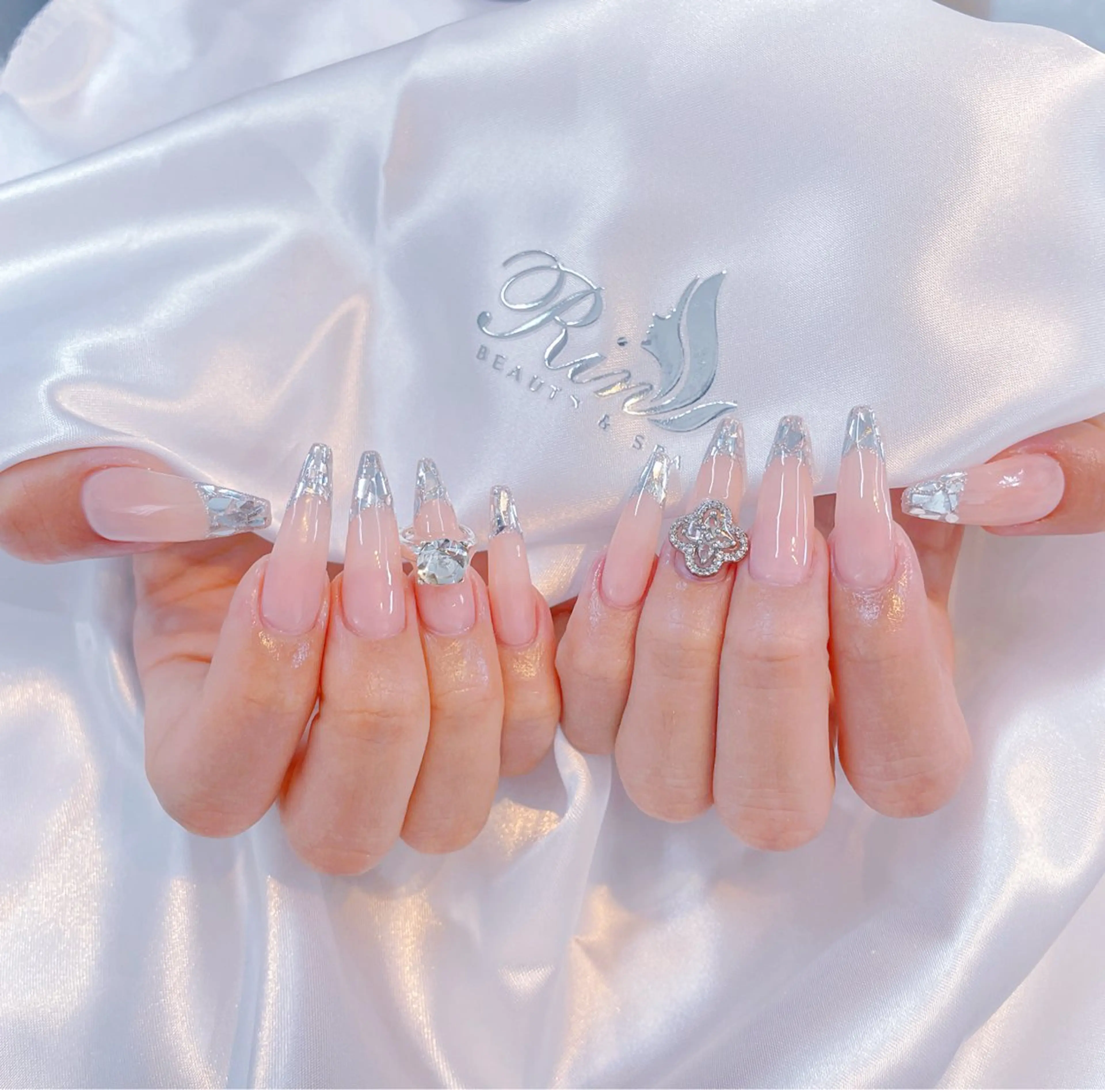 ネイル チークネイル フレンチネイル ガラスフレンチ グラデーション キラキラネイル ハンドネイル Rin Nail 新大久保店のネイルデザイン