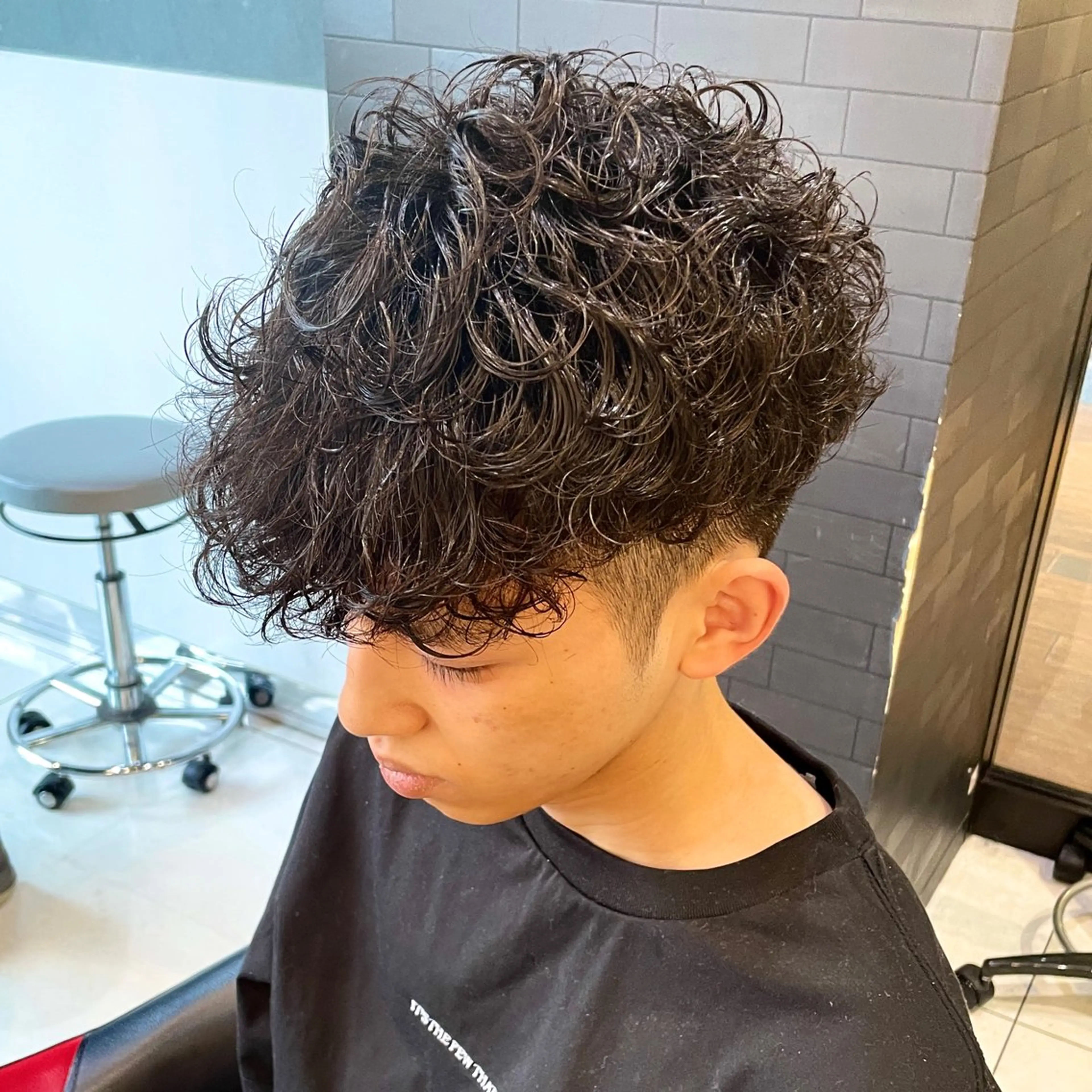 ショート パーマ メンズ メンズパーマ スペインカール カット ヘアカラー パーマ メンズヘア特化 崎田 成人のヘアスタイル