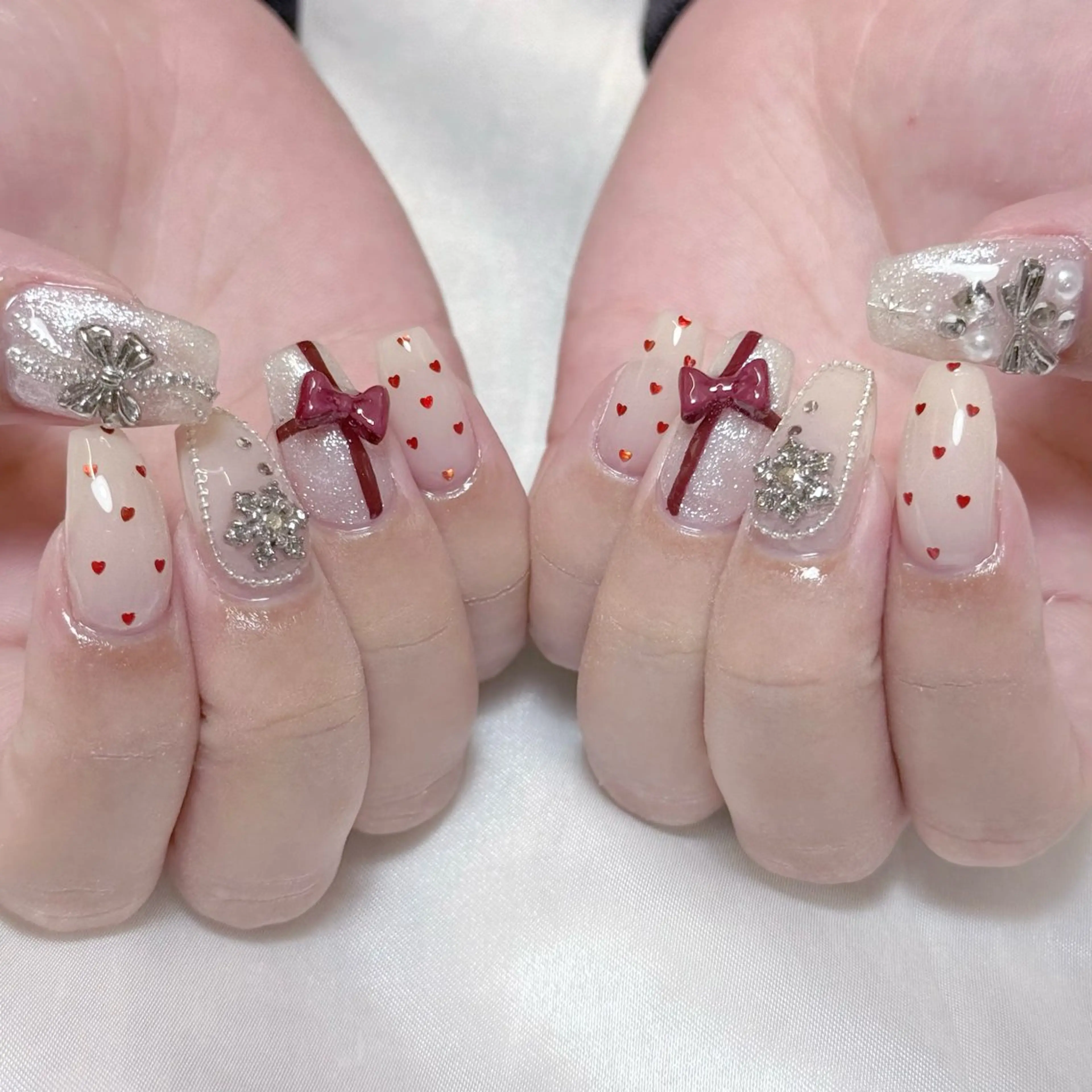 ネイル ドット ハート キラキラネイル ラメ(グリッター) リボン ハンドネイル fein. miku🎀🍼のネイルデザイン