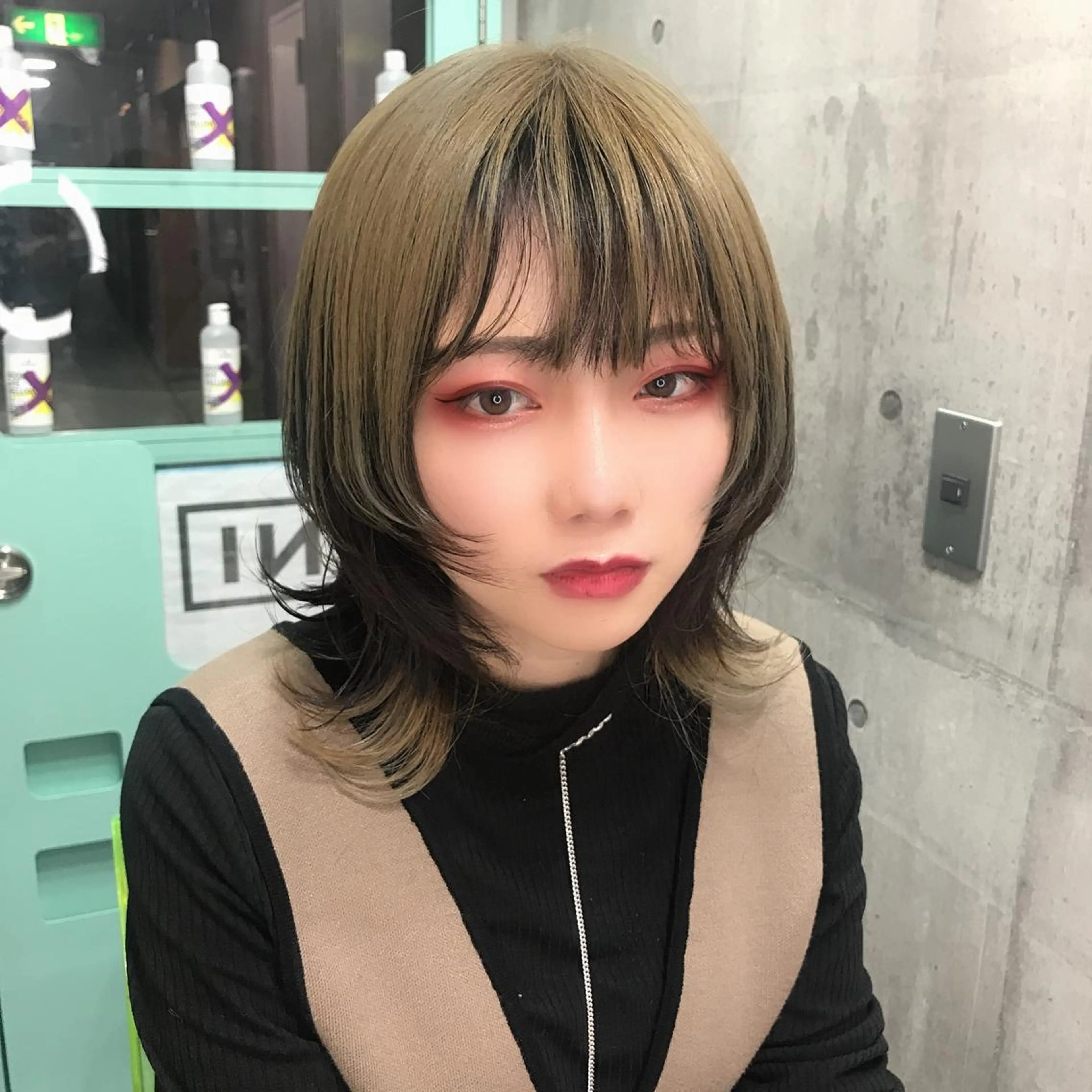 カラー ウルフカットデザイン カラー特化アールイーのヘアスタイル