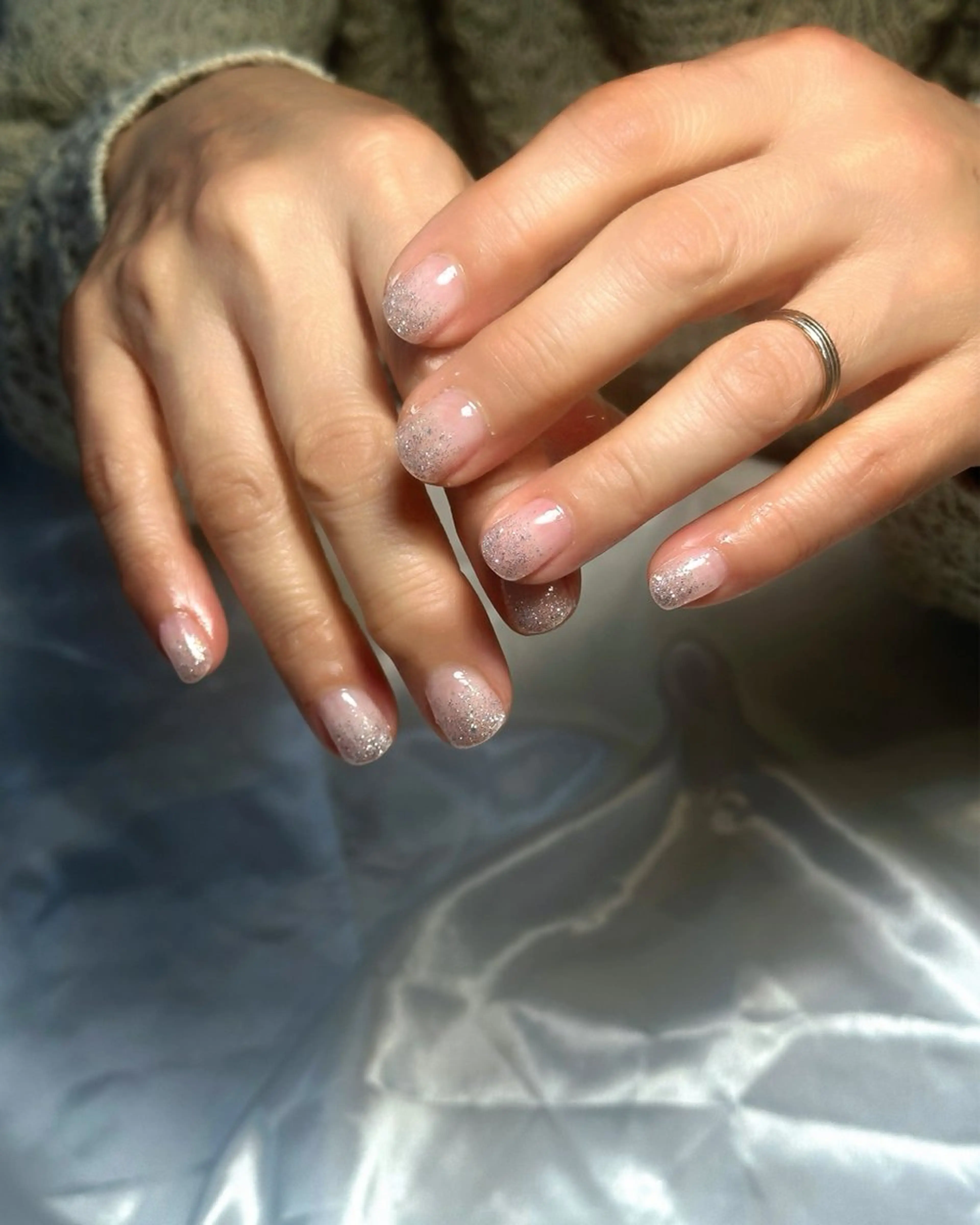 【オフ無限定割✨】キラキラ輝くラメグラ💖自爪専用💅ケア付✨根元クリアで爪が伸びてもバレない❣️上品ネイル￥2,200の写真