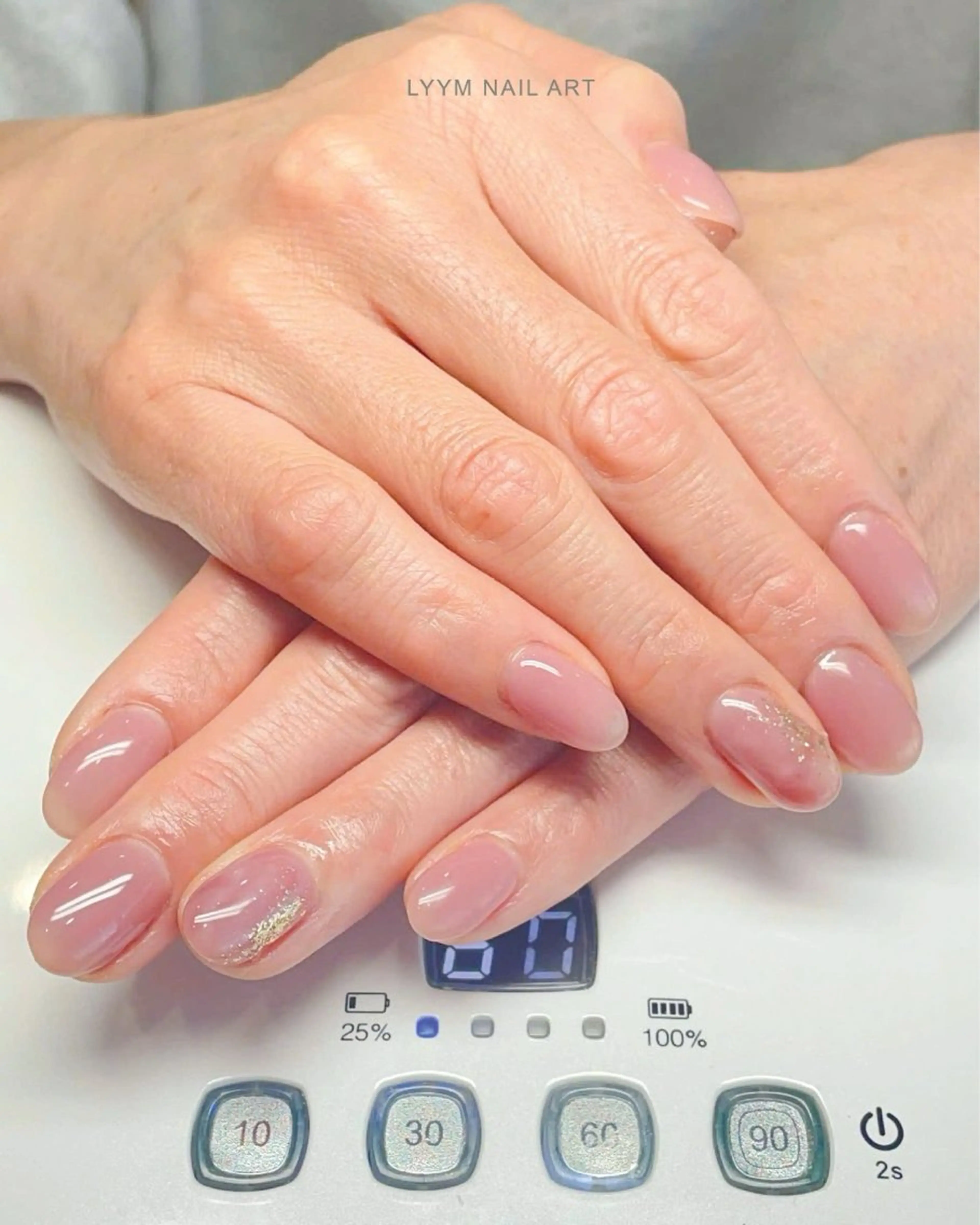 ネイル ジェルネイル ラメ(グリッター) オフィスネイル ワンカラーネイル ピンク ハンドネイル LYYM Salonのネイルデザイン