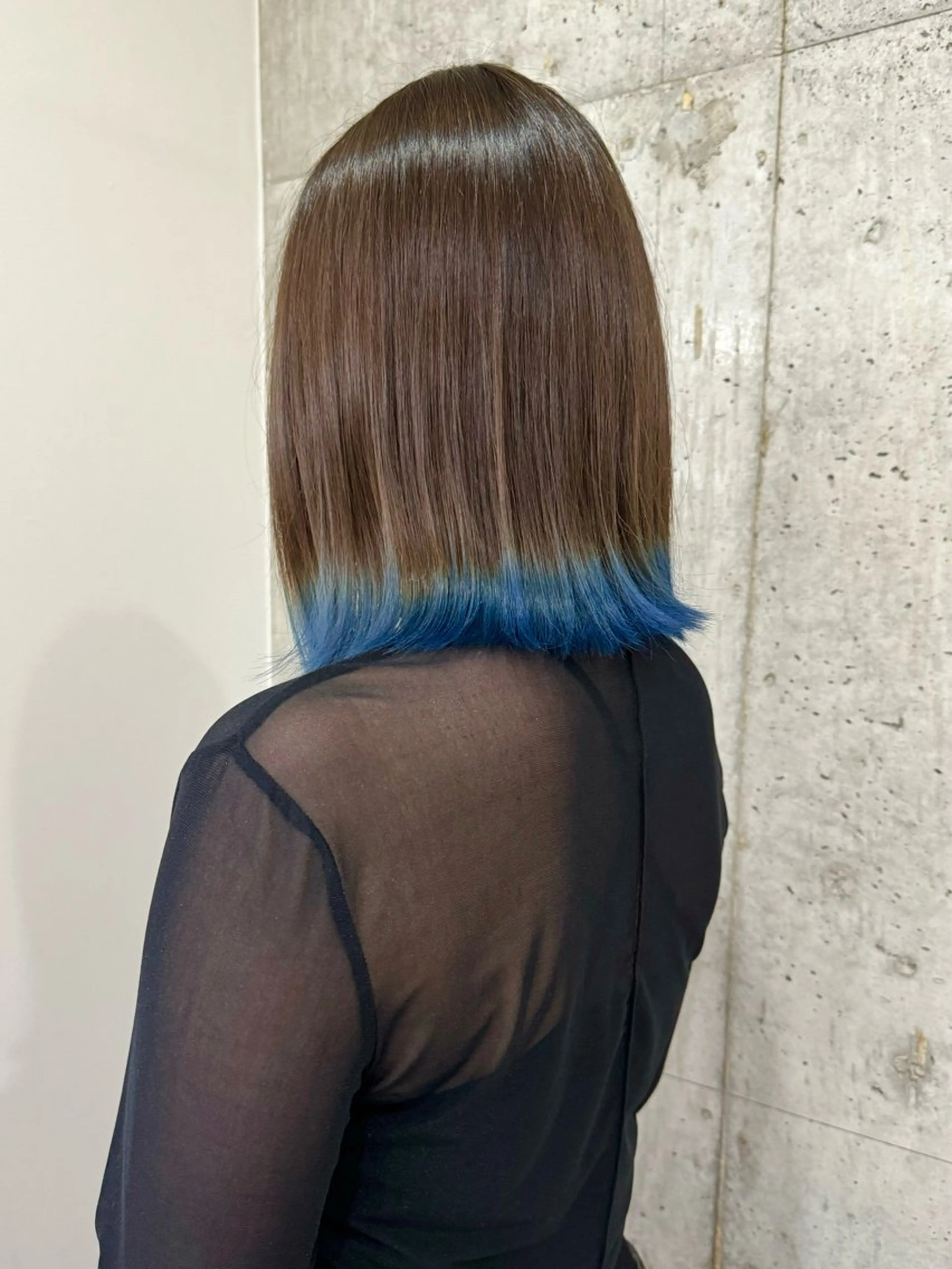 ミディアム カラー ブルーカラー ヘアカラー 切りっぱなしボブ/ ブリーチカラー/大塚のヘアスタイル