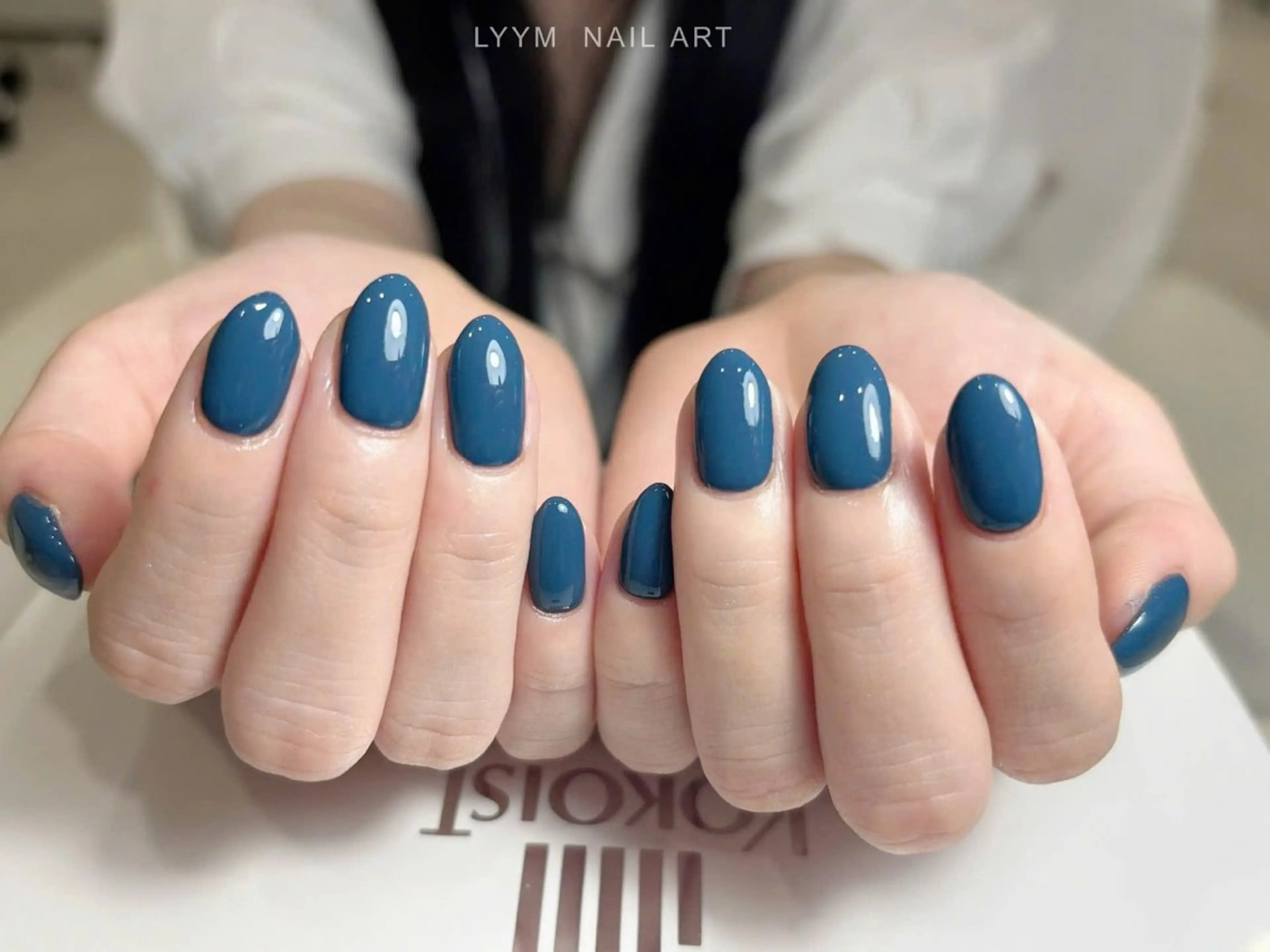 ネイル ブルー オフィスネイル シンプルネイル 冬ネイル ハンドネイル LYYM Salonのネイルデザイン