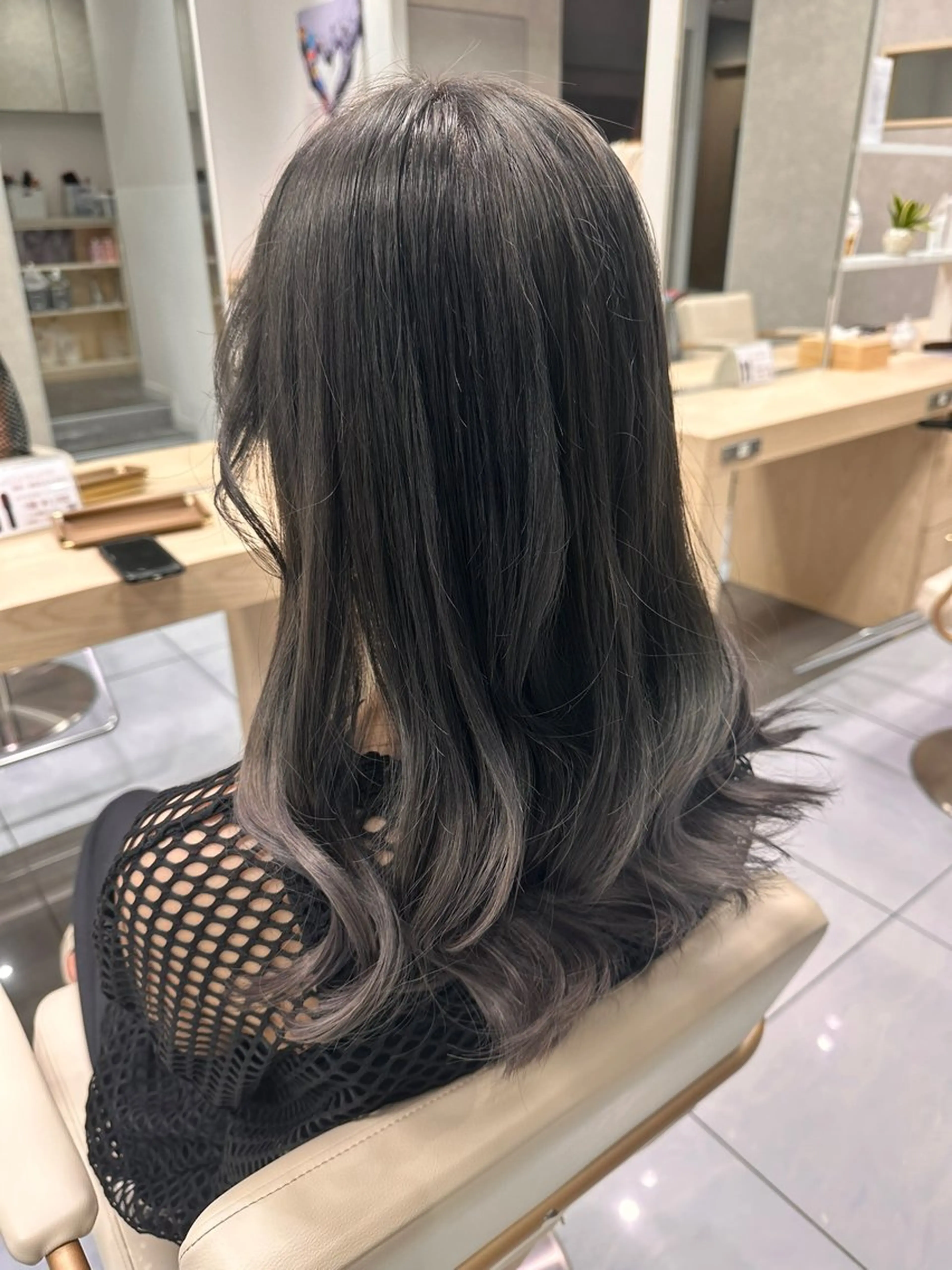 セミロング カラー ブリーチ ブロンド ダークグレー デザインカラー シルバー カット ヘアカラー 透明感ブラウンカラー 🫧レイヤー🩰好実のヘアスタイル