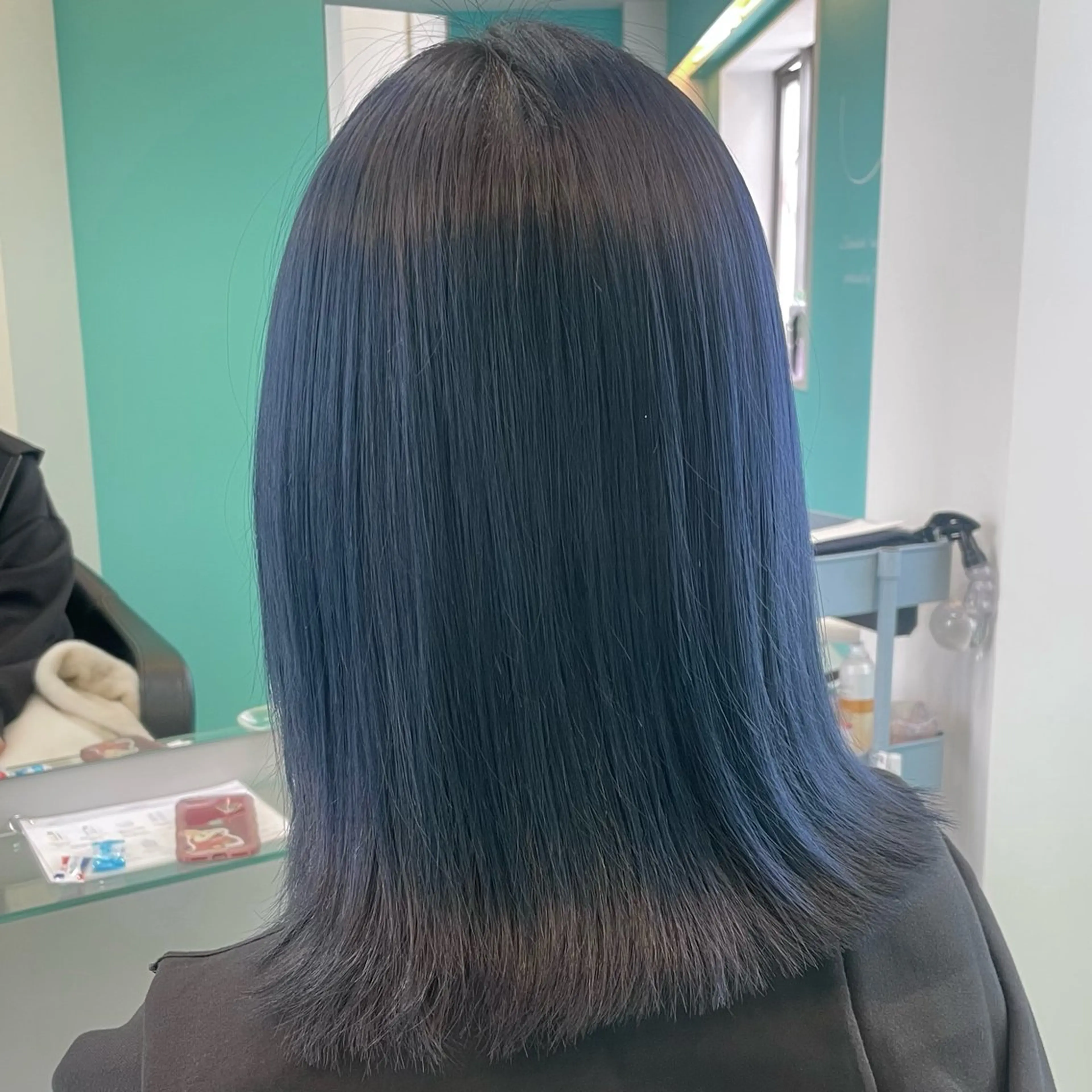 ミディアム カラー 黒髪 ブルーカラー ブルーブラック Natsuki‎🤍 透明感×艶カラー🫧のヘアスタイル