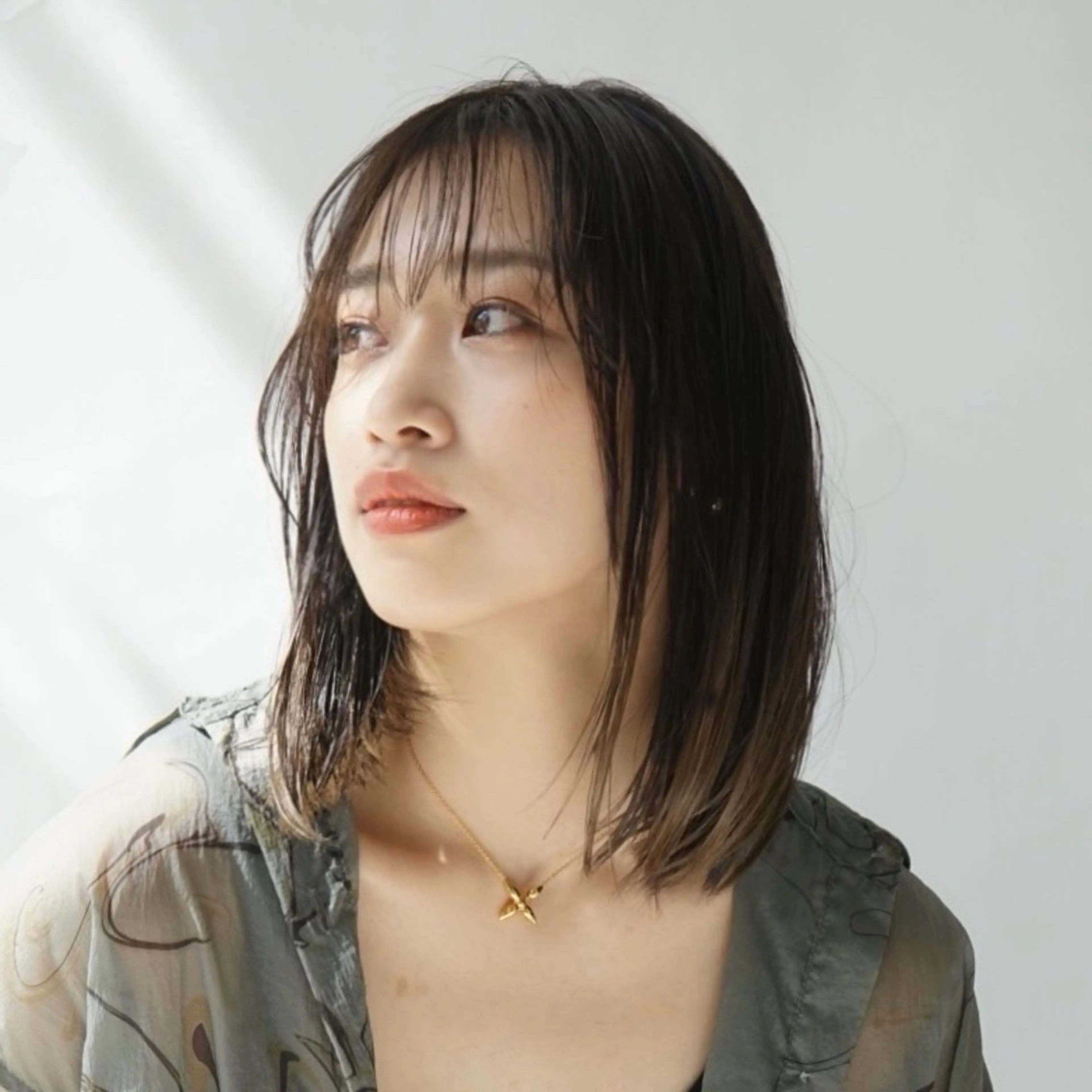 ミディアム カット ヘアカラー foto所属・𝐁𝐋𝐔𝐄𝐓 /代表 / 荒井史行のヘアスタイル