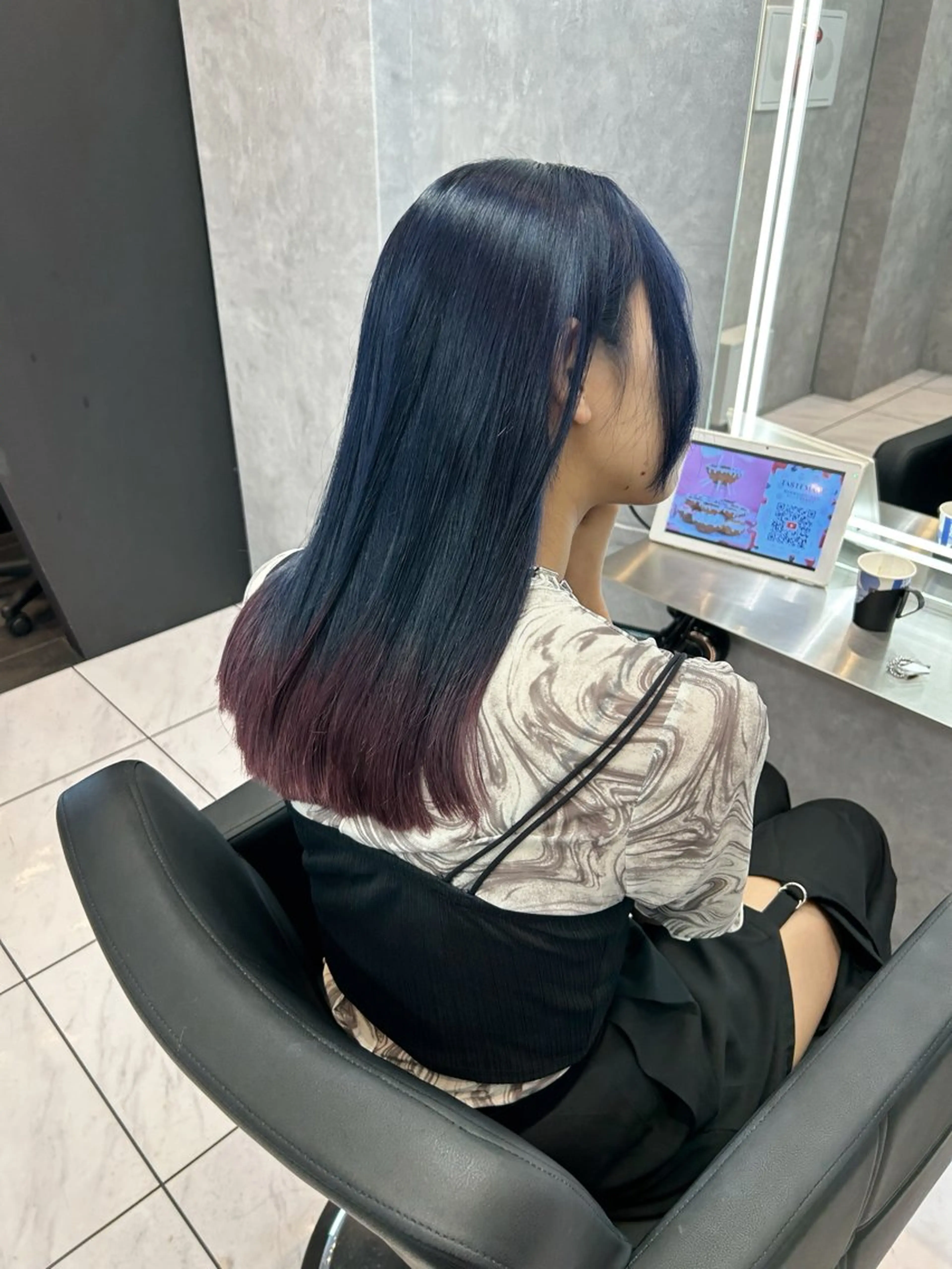 ロング カラー ブリーチ デザインカラー グラデーションカラー ネイビーカラー ピンクカラー ヘアカラー _WHITE 天神店 YUMEKA🐻のヘアスタイル