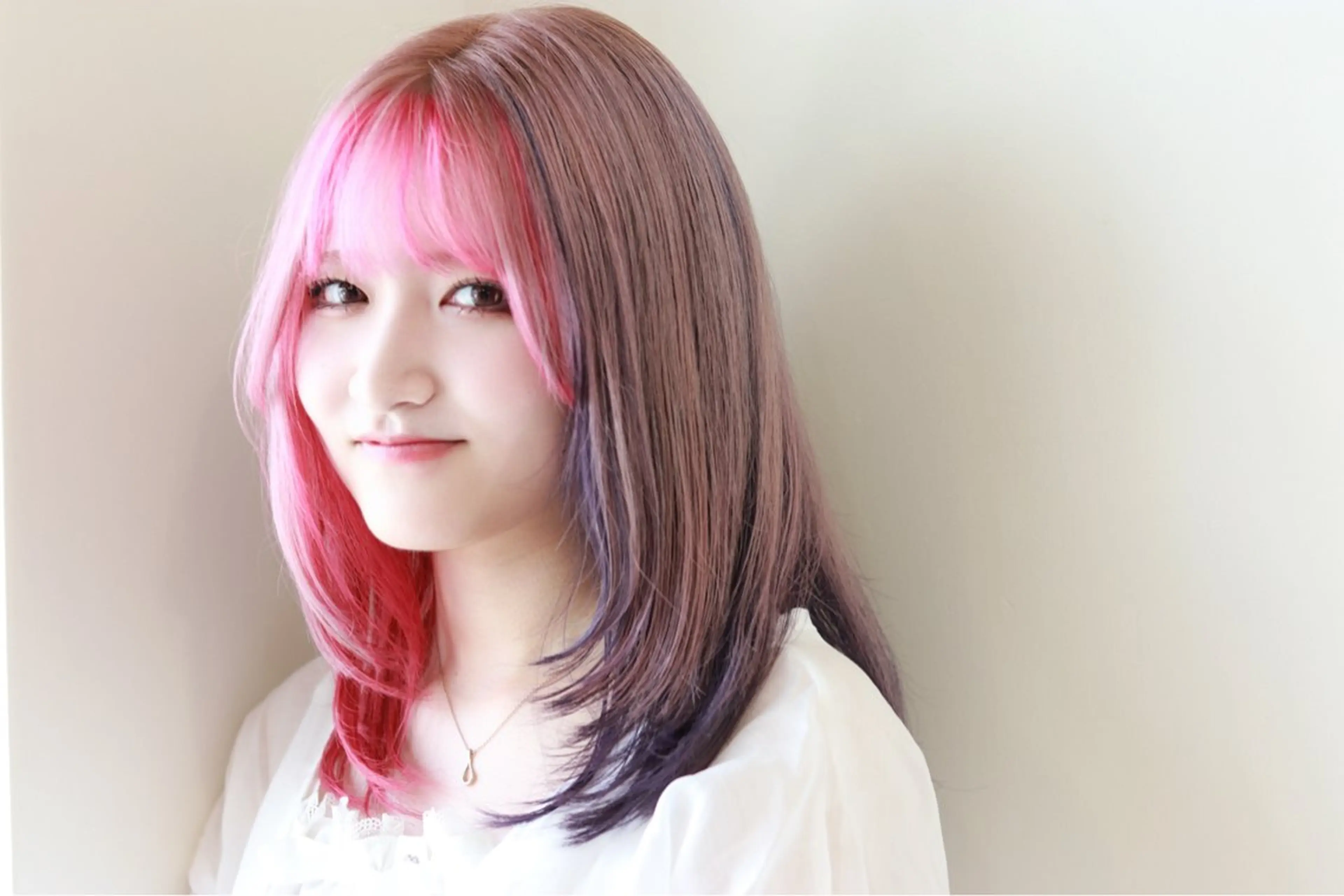 セミロング カラー デザインカラー 由比藤理子 ブリーチカラー🌈のヘアスタイル