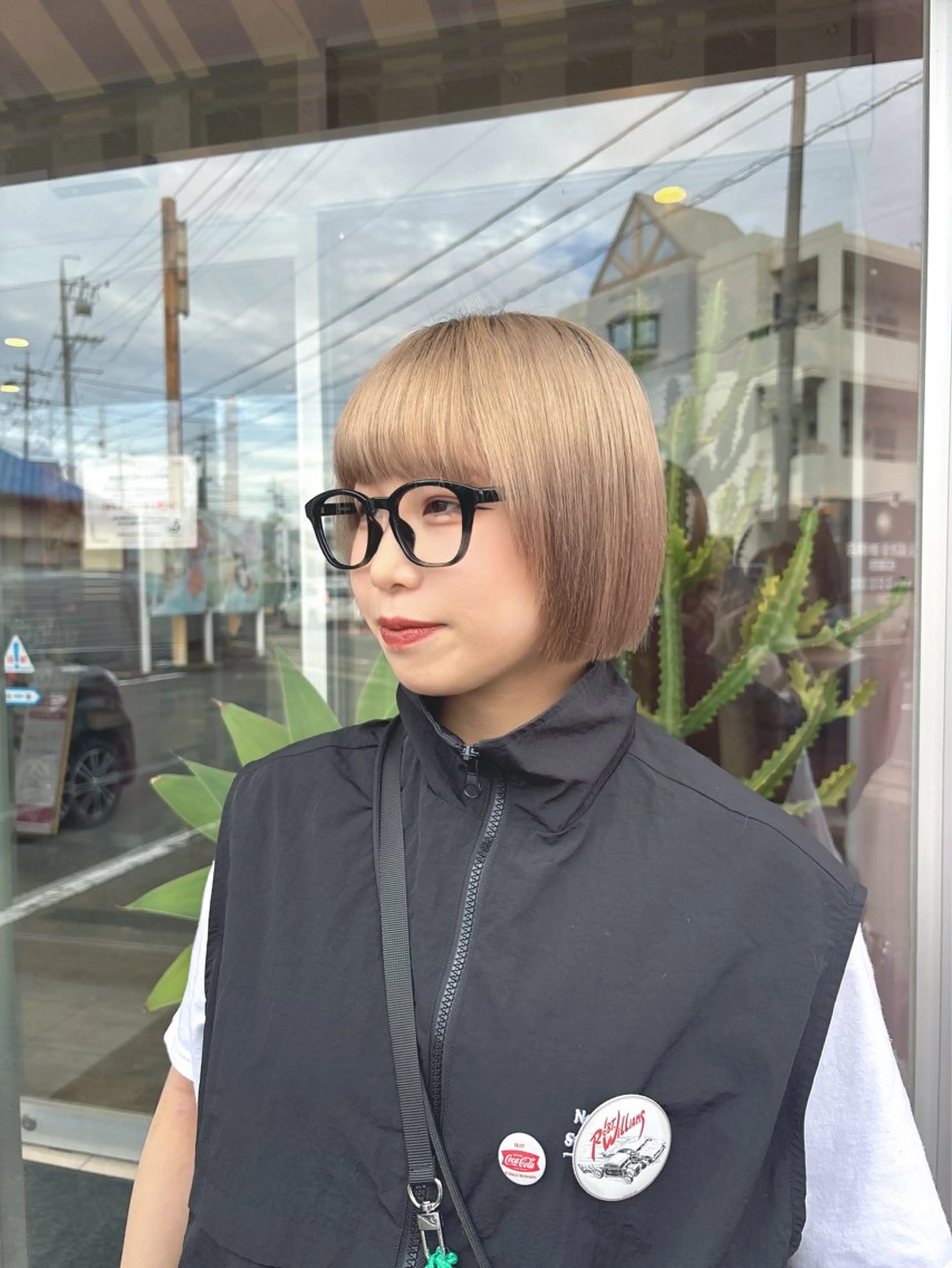 ショート カラー 切りっぱなしボブ ベージュカラー ブリーチ デザインカラー ボブ 成人式カラー/ダブル カラー🧸こころのヘアスタイル