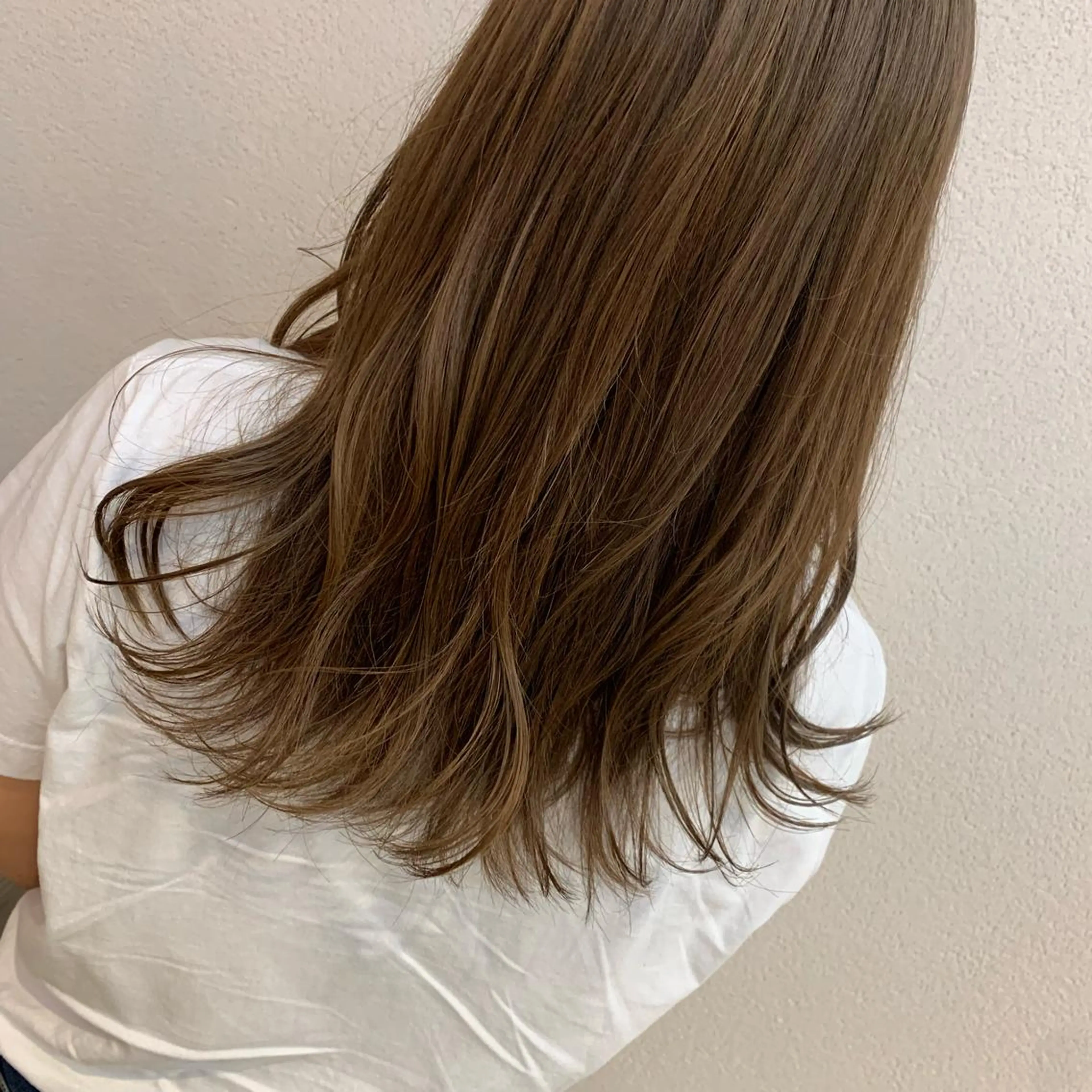 セミロング カラー ベージュカラー ブリーチ ミルクティーベージュ 髪質改善ストレート/ 東徳嶺 みくのヘアスタイル