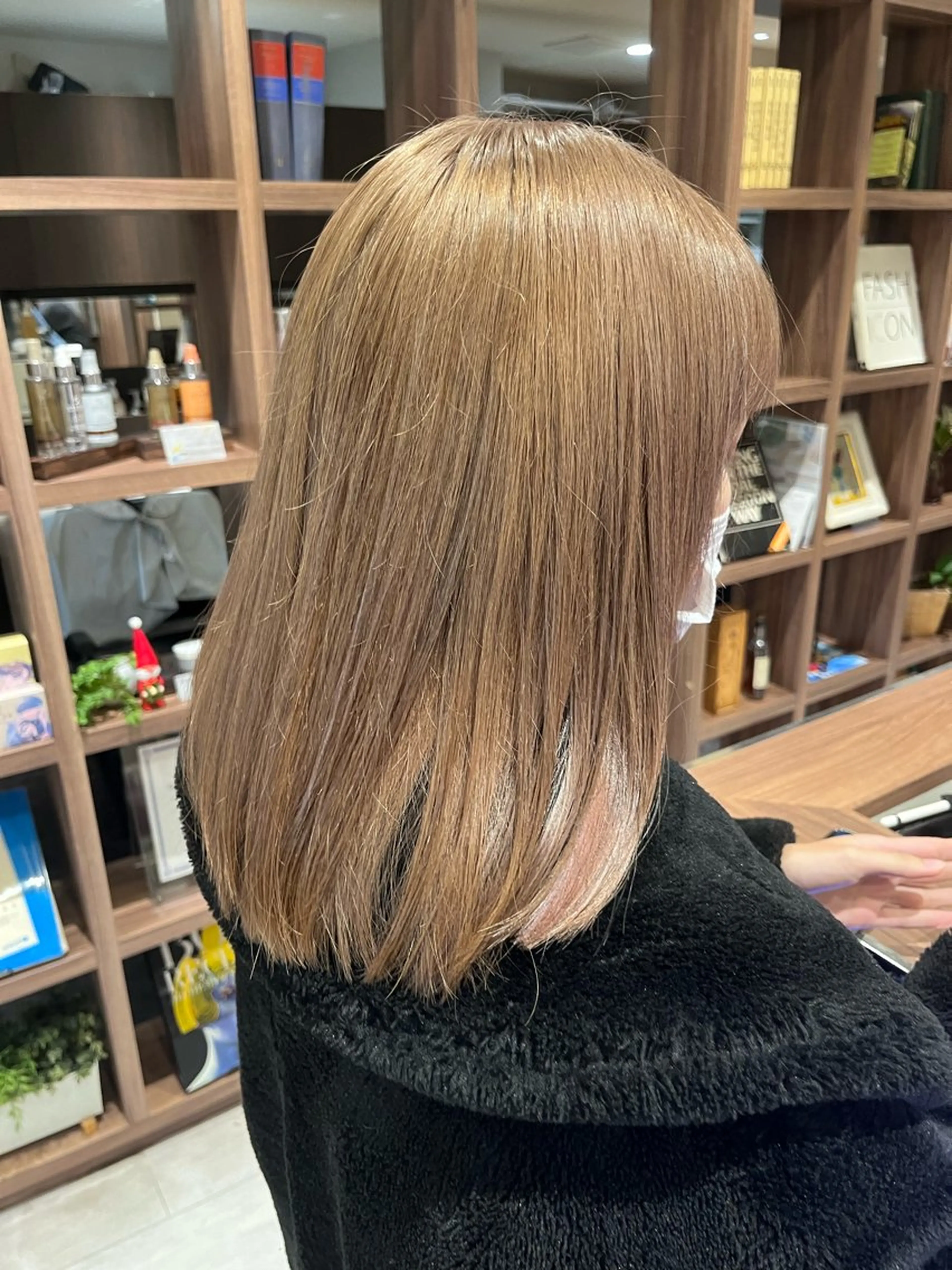 セミロング カラー ベージュカラー ブリーチ ハイライトカラー ミルクティーベージュ ハイライト dogstar小林諒 レイヤー/パーマのヘアスタイル