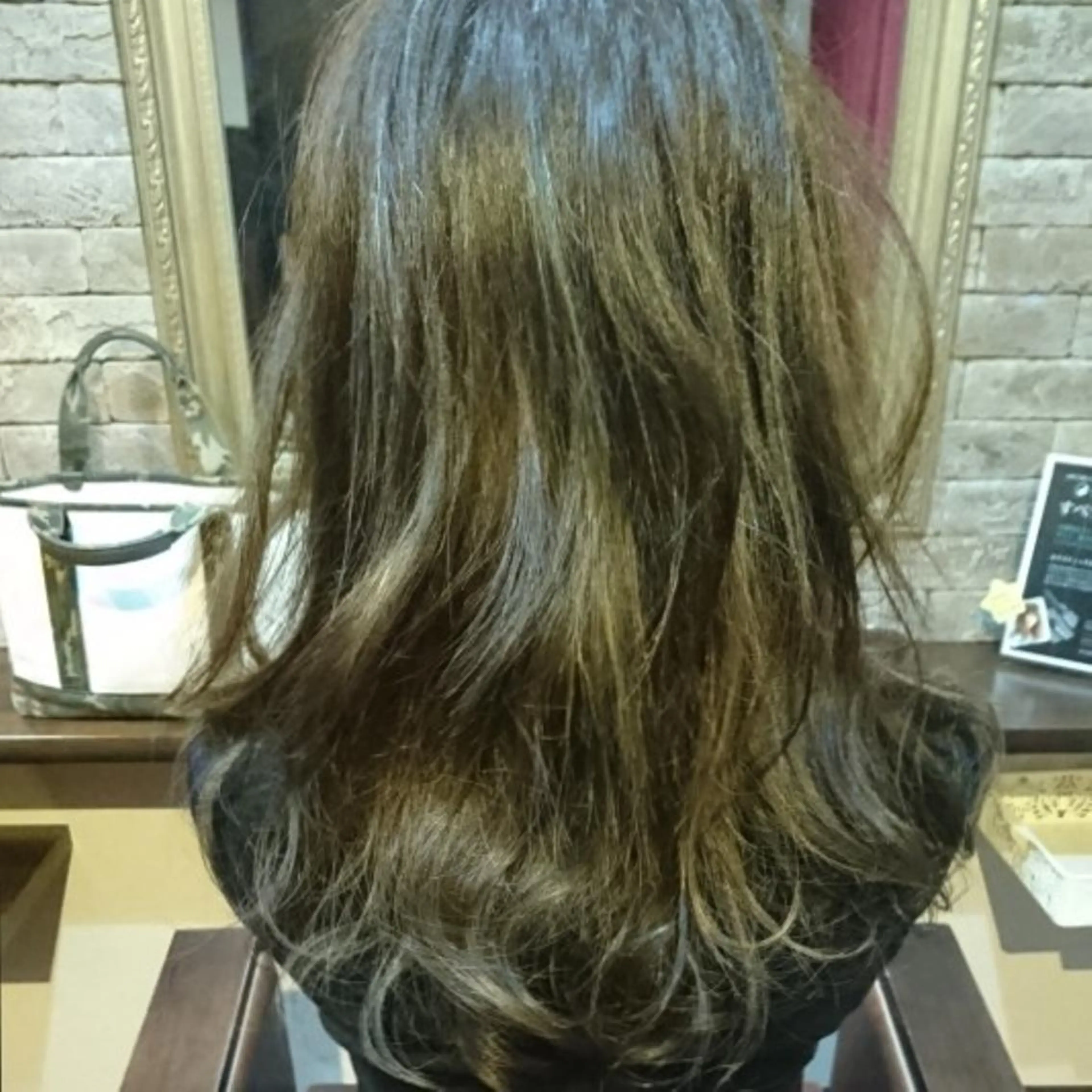 セミロング カラー ヘアカラー トリートメント 美髪 カラーリストのヘアスタイル