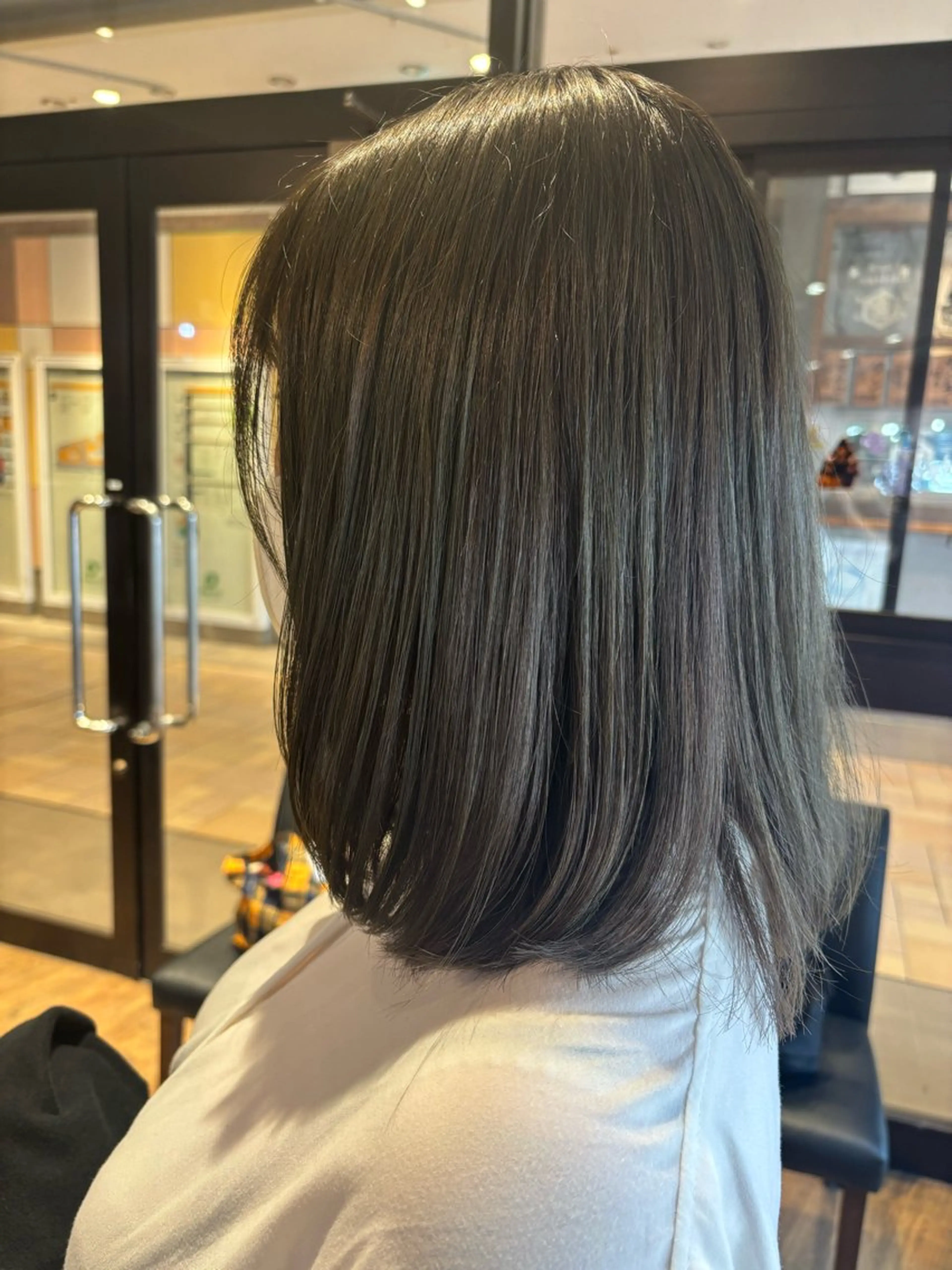 ミディアム カラー ブラウンカラー オリーブブラウン 顔まわりレイヤー 顔周りカット レイヤーカット カット ヘアカラー トリートメント 🎀ワンレンボブ🎀 ワンカラー　あゆみのヘアスタイル