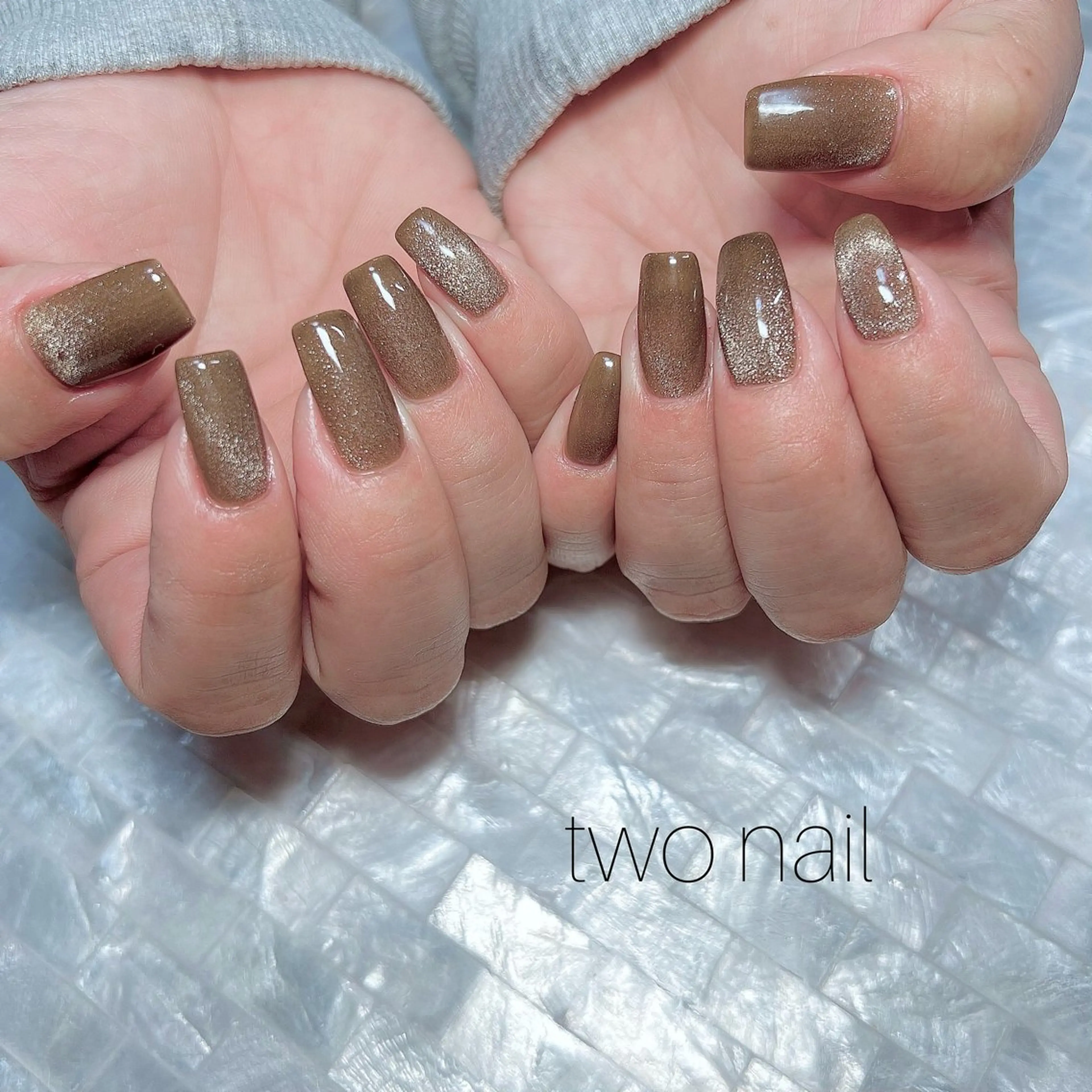 ネイル ブラウン キラキラネイル マグネットネイル ネイルチップ ホワイト ハンドネイル two nailのネイルデザイン