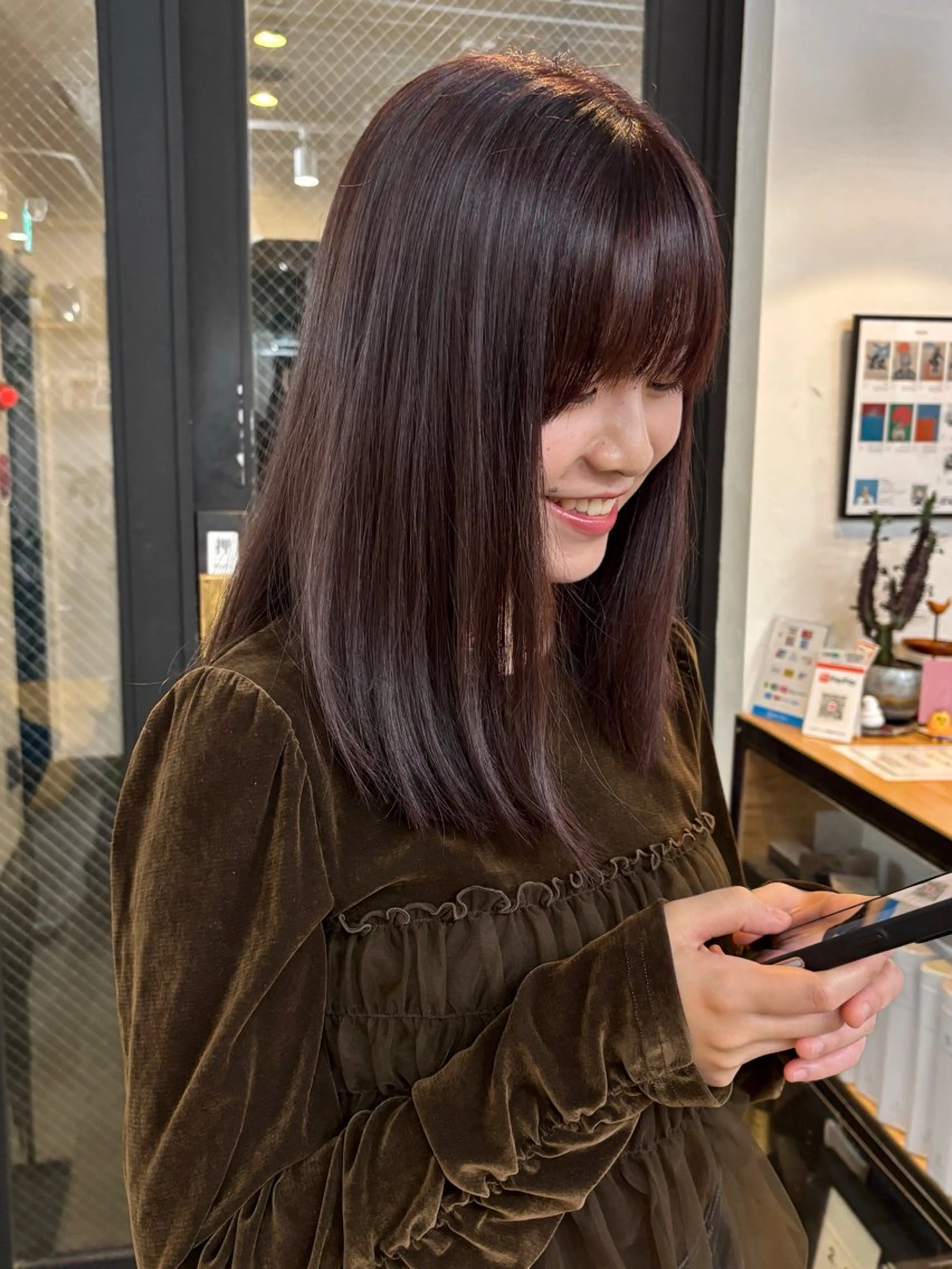 セミロング カラー ベージュカラー ブリーチ ボルドーカラー ブラウンカラー カシス カット ヘアカラー トリートメント 暖色カラー/天神/ ヘイマサクラのヘアスタイル