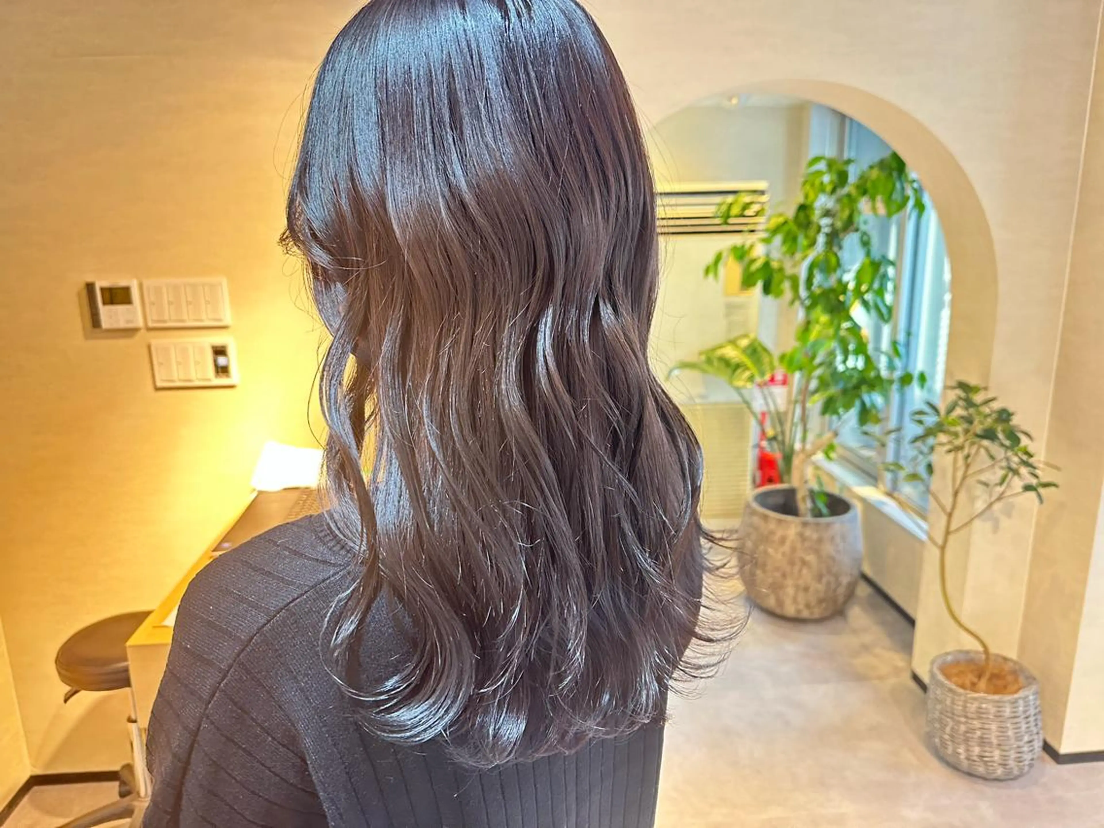 ロング カラー グレージュ ラベンダーカラー ラベンダーグレージュ ラベンダーグレー 【Uneユヌ】菊地 春那のヘアスタイル