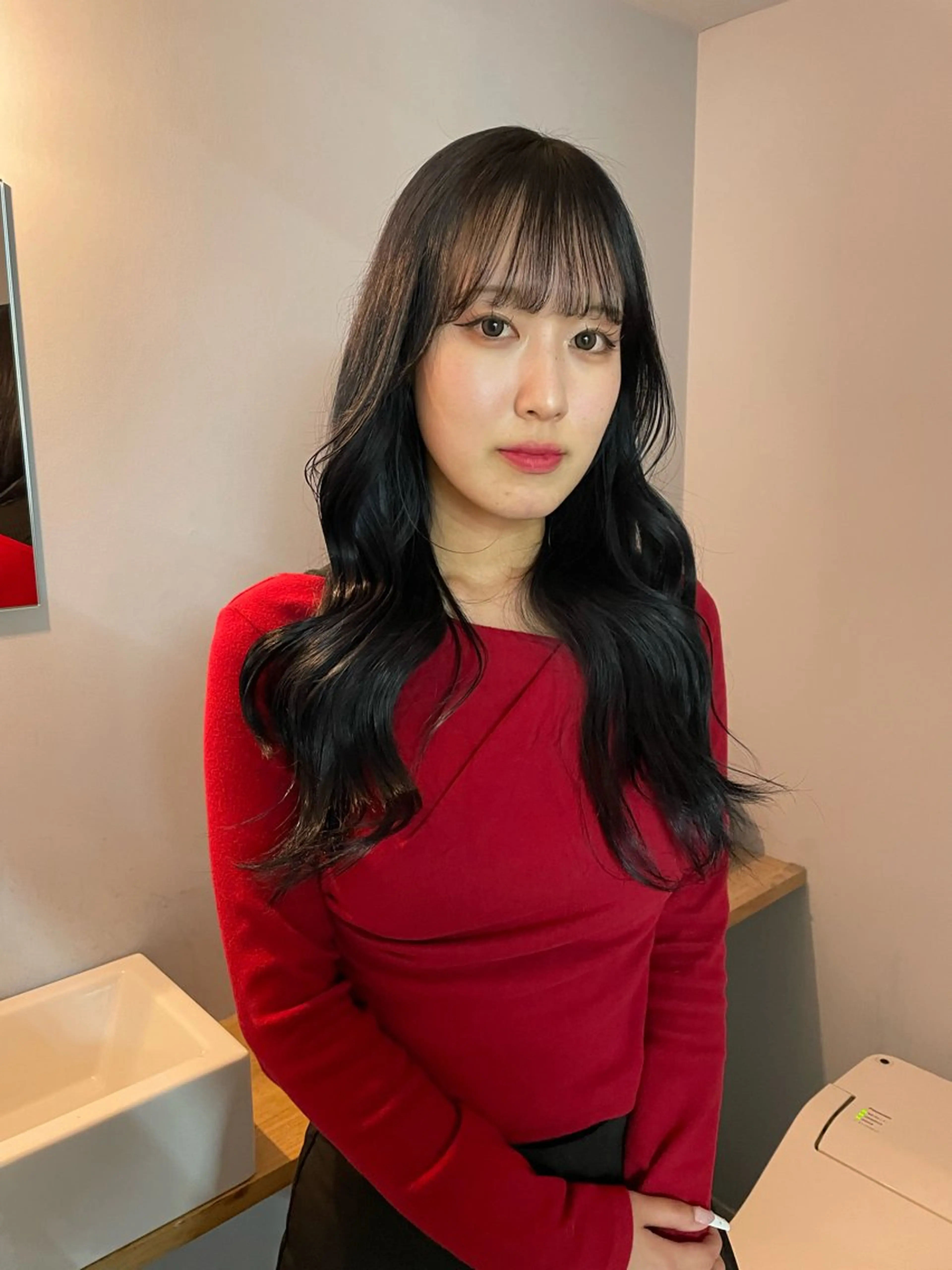 ロング カラー 黒髪 ブルーカラー ブルーブラック ヘアカラー カットモデル/ ハイトーン/ゆうあのヘアスタイル