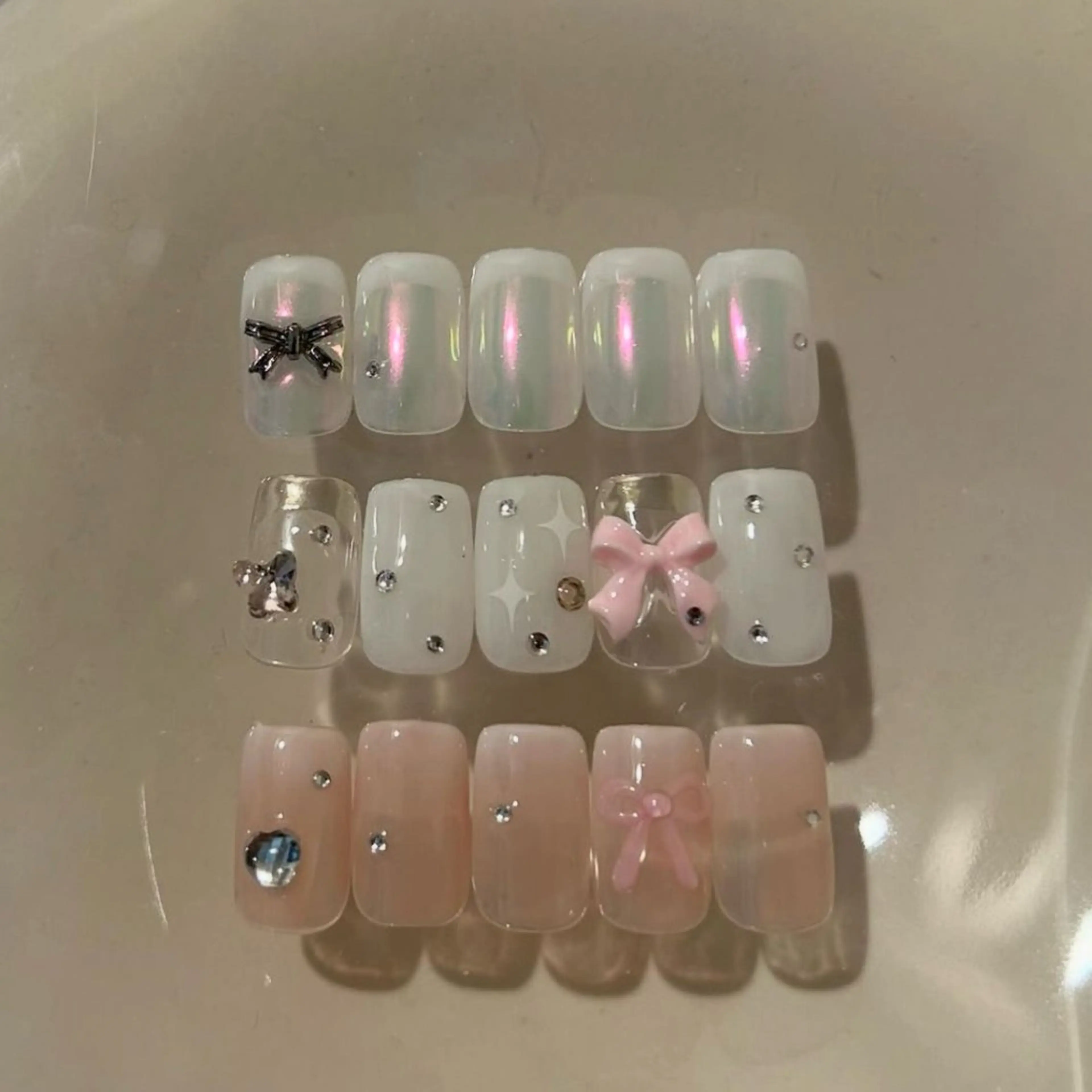 ネイル オーロラネイル フレンチネイル ガーリー キラキラネイル 韓国ネイル ハンドネイル ハンドケア lyly.nail所属・lylynail YUUKAのネイルデザイン