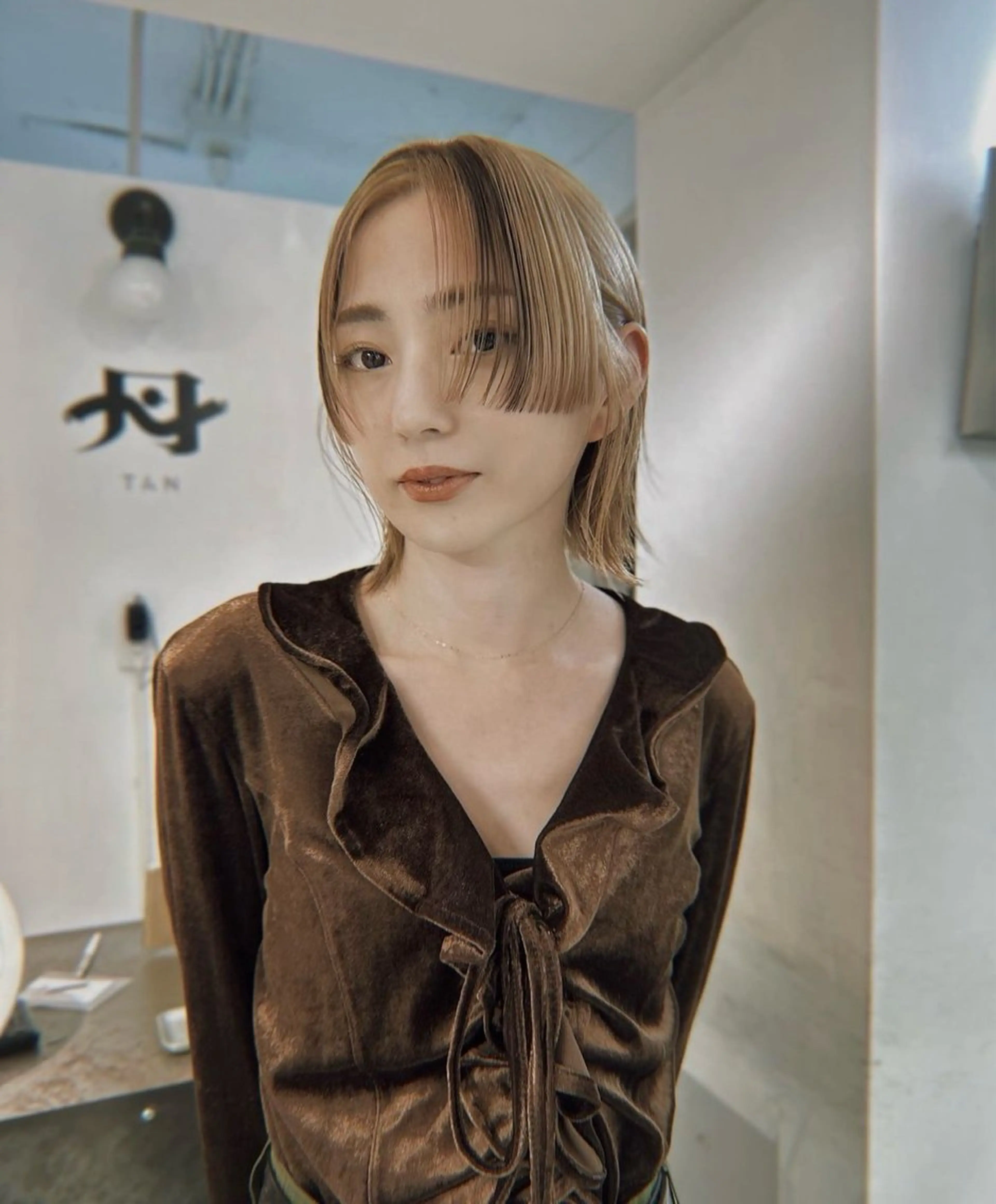 ミディアム カラー 束所属・毛流れセンターパート Sakiのヘアスタイル