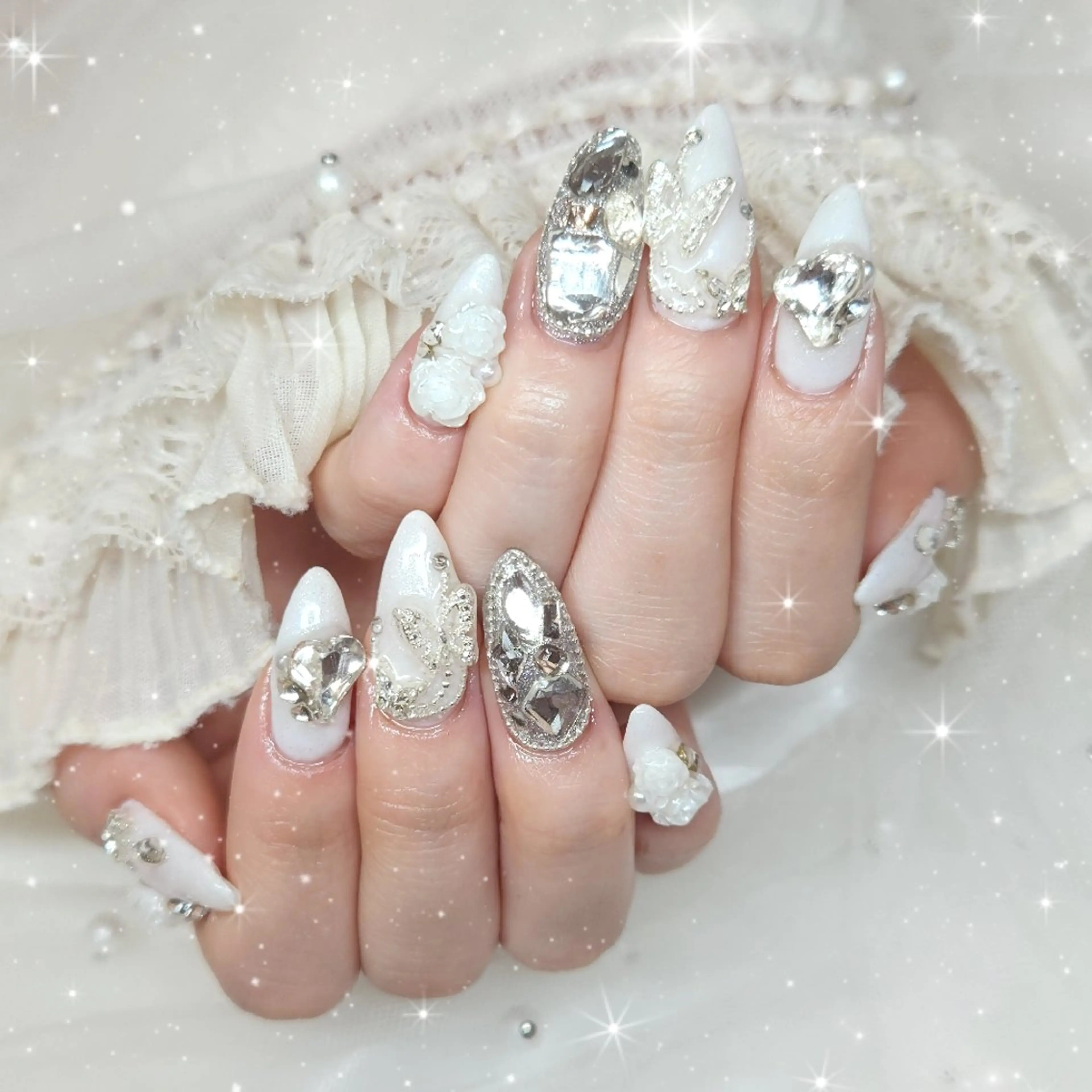 ネイル ガーリー ホワイト ハンドネイル nailsalon sissy所属・sissy hatsuneのネイルデザイン