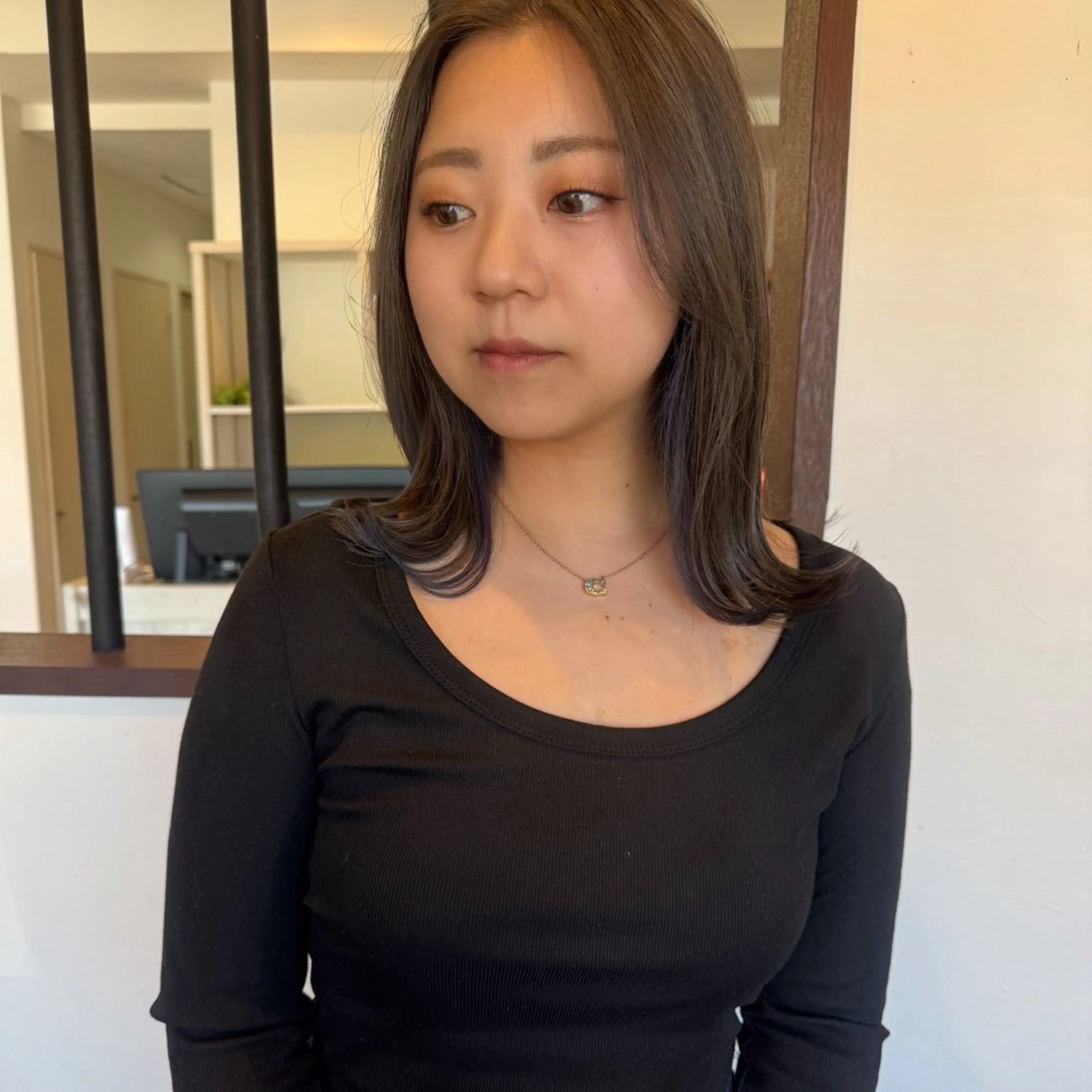 カラー ダブルカラー グレージュ 浅津 菜月のヘアスタイル