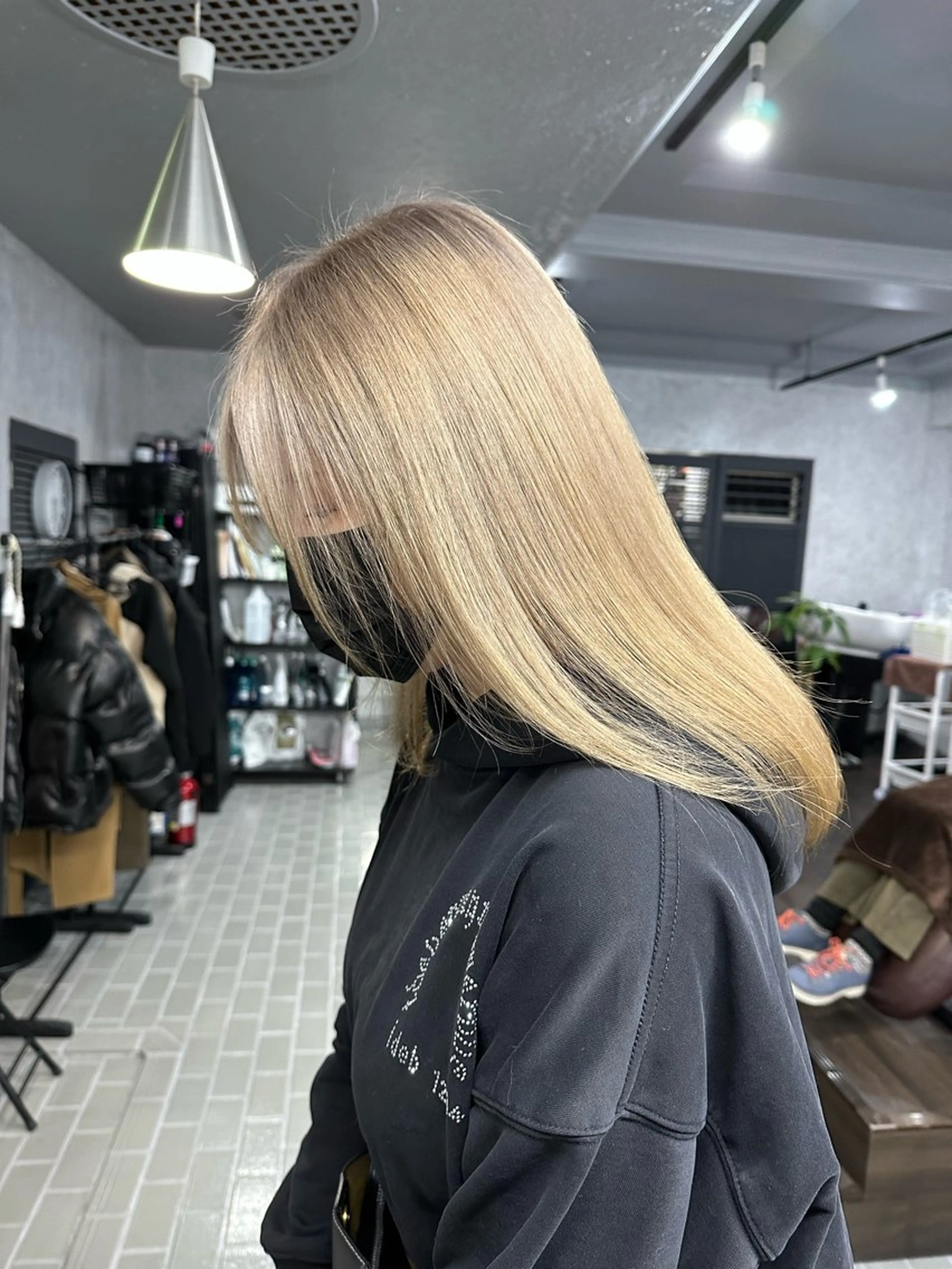 セミロング ハイライト 髪質改善 レイヤーカット カット ヘアカラー 髪質改善ayame 横山諒のヘアスタイル