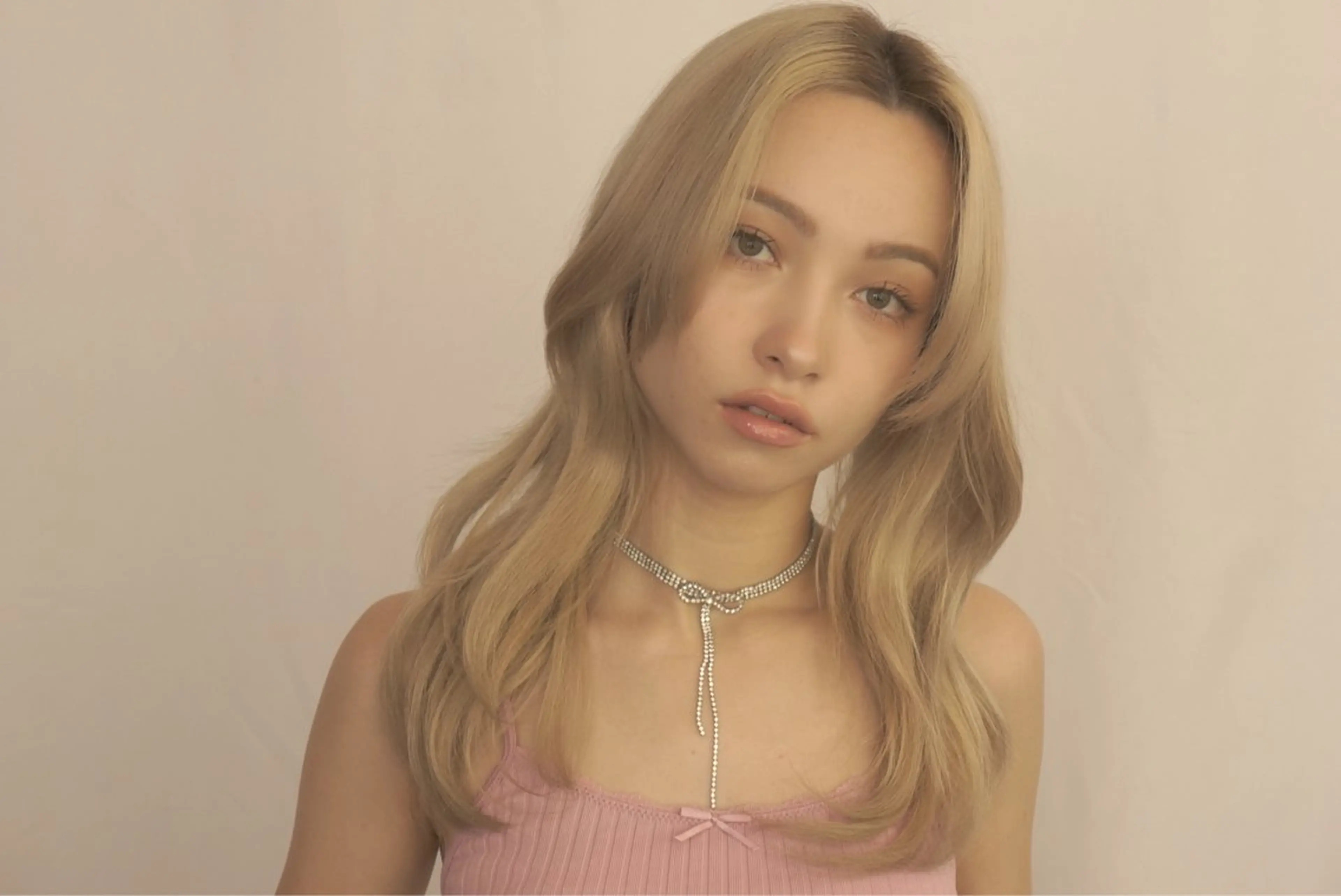 セミロング ヘアアレンジ ハッシュカット ハイレイヤー 韓国風ヘア レイヤーカット 韓国ナチュラル・ ベージュ/落合夏希のヘアスタイル